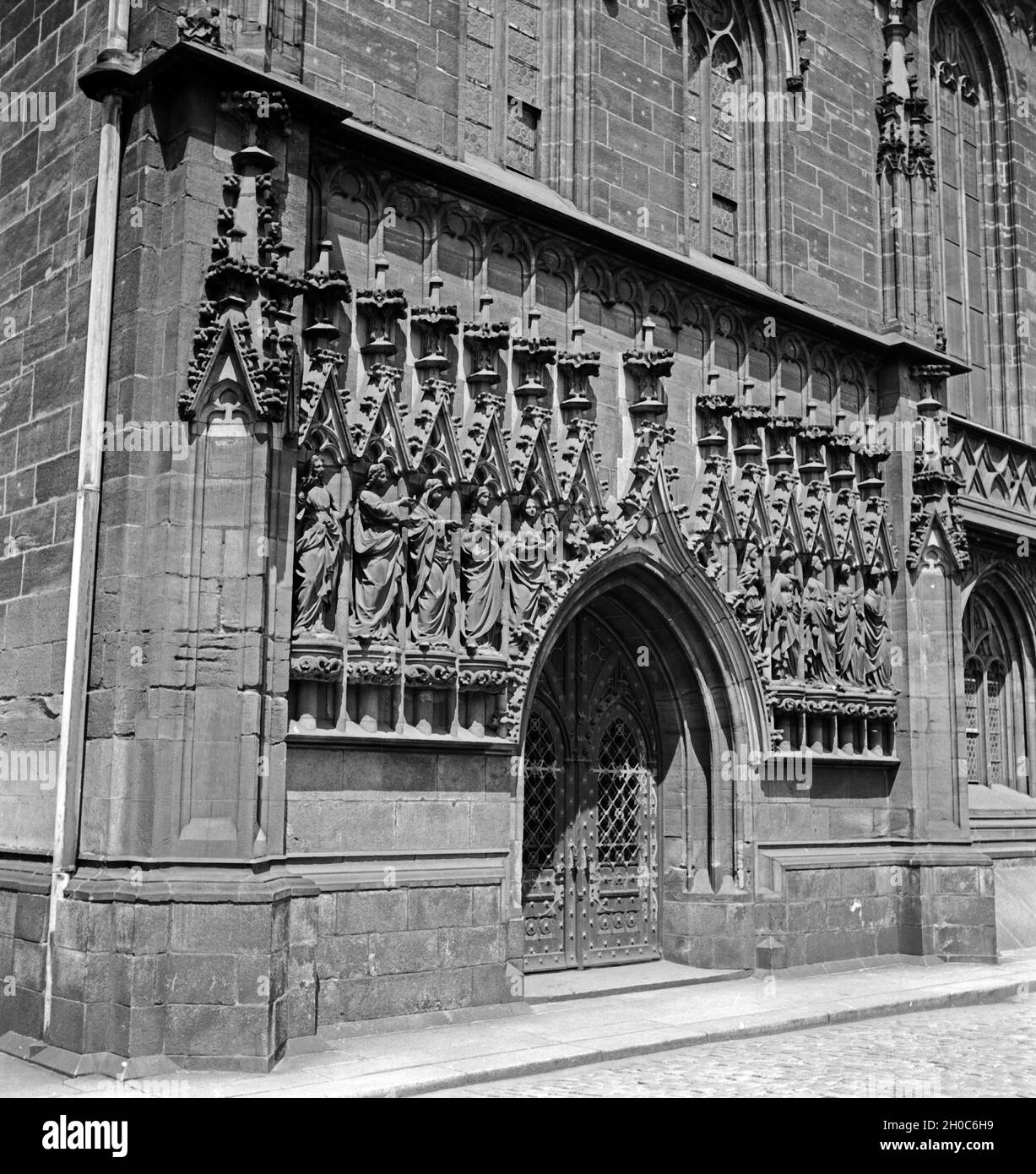 Das Portal der Marienkirche à Zwickau, Deutschland 1930 er Jahre. Entrée de l'église de la Vierge Marie à Zwickau, Allemagne 1930. Banque D'Images