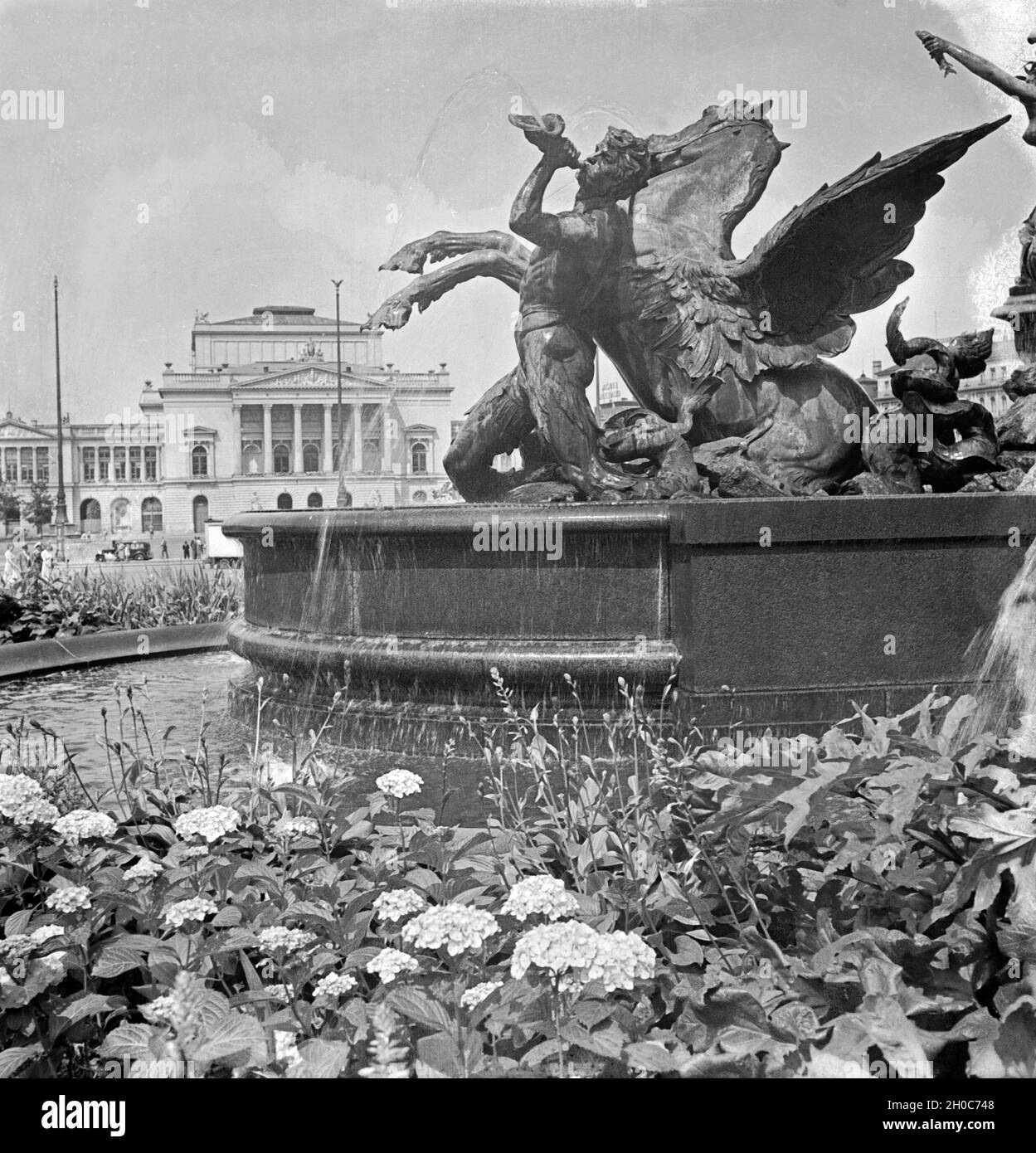 Springbrunnen vor der alten Oper de Leipzig, Deutschland 1930 er Jahre. Fontaine à l'opéra place en face de l'ancien opéra à Leipzig, Allemagne 1930. Banque D'Images