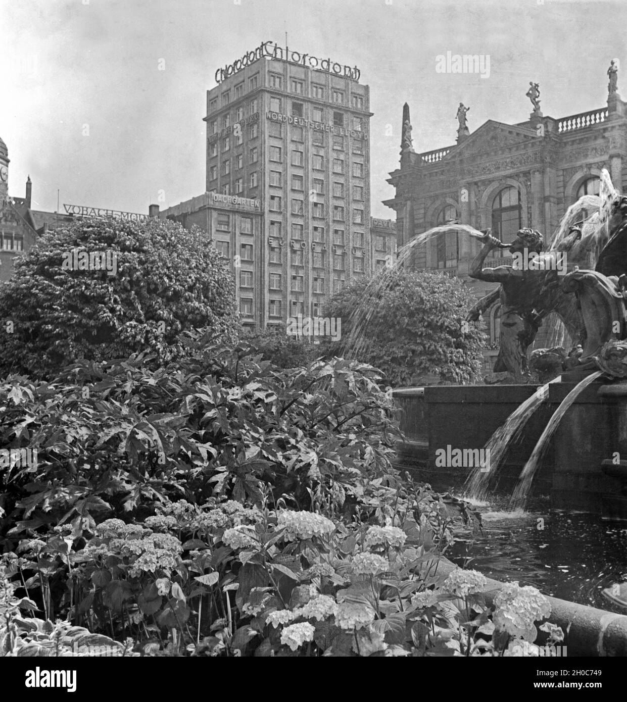 Hochhaus am Brunnen mit à Leipzig Augustusplatz, Deutschland 1930 er Jahre. Dans un bâtiment avec une fontaine de la place Augustusplatz Leipzig, Allemagne en 1930. Banque D'Images