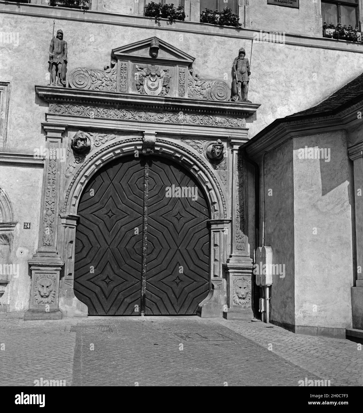 Rathausportal à Halle an der Saale, Allemagne Allemagne Années 1930 er Jahre. Entrée de l'hôtel de ville de Halle de rivière Saale, Allemagne 1930. Banque D'Images