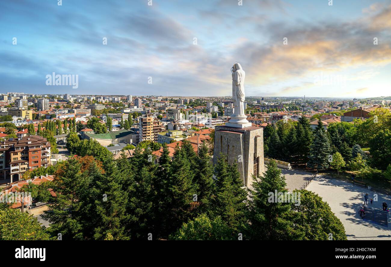 Le plus grand monument de la Vierge Marie au monde dans la ville de Haskovo, Bulgarie Banque D'Images