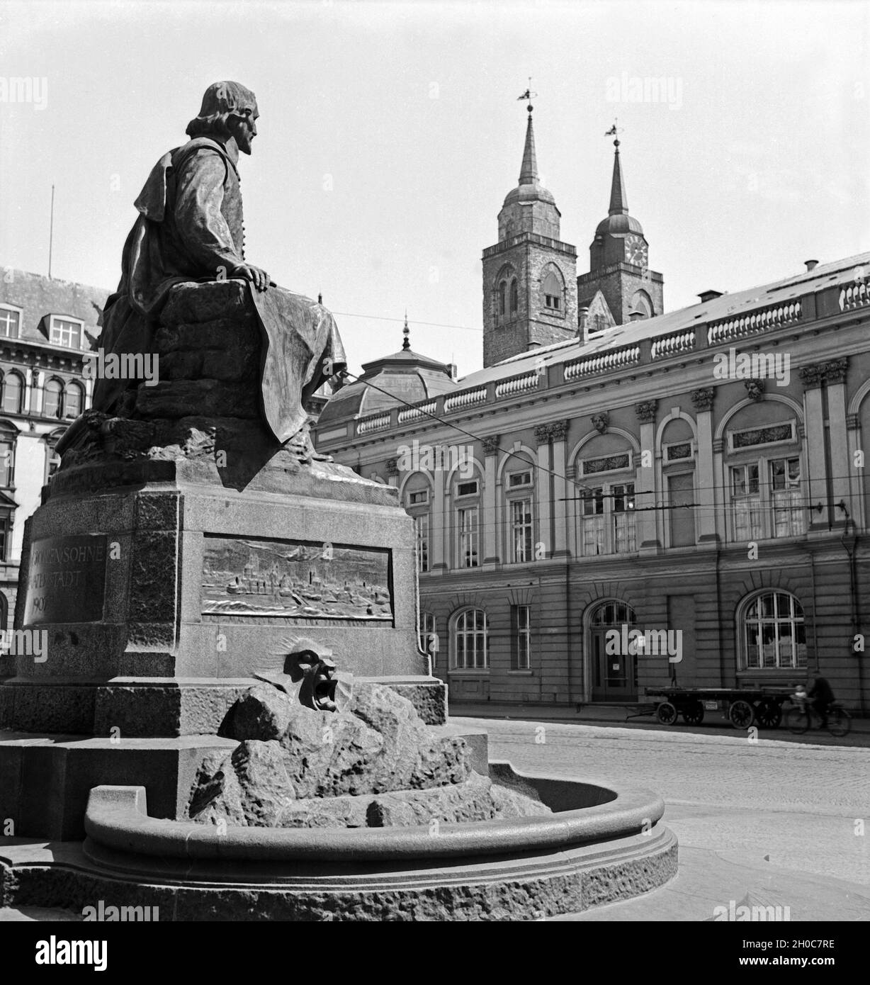 Otto von Guericke Das Denkmal bei der Hauptwache à Magdebourg, Deutschland 1930 er Jahre. L'Otto von Guericke monument situé à Magdebourg, Allemagne 1930. Banque D'Images