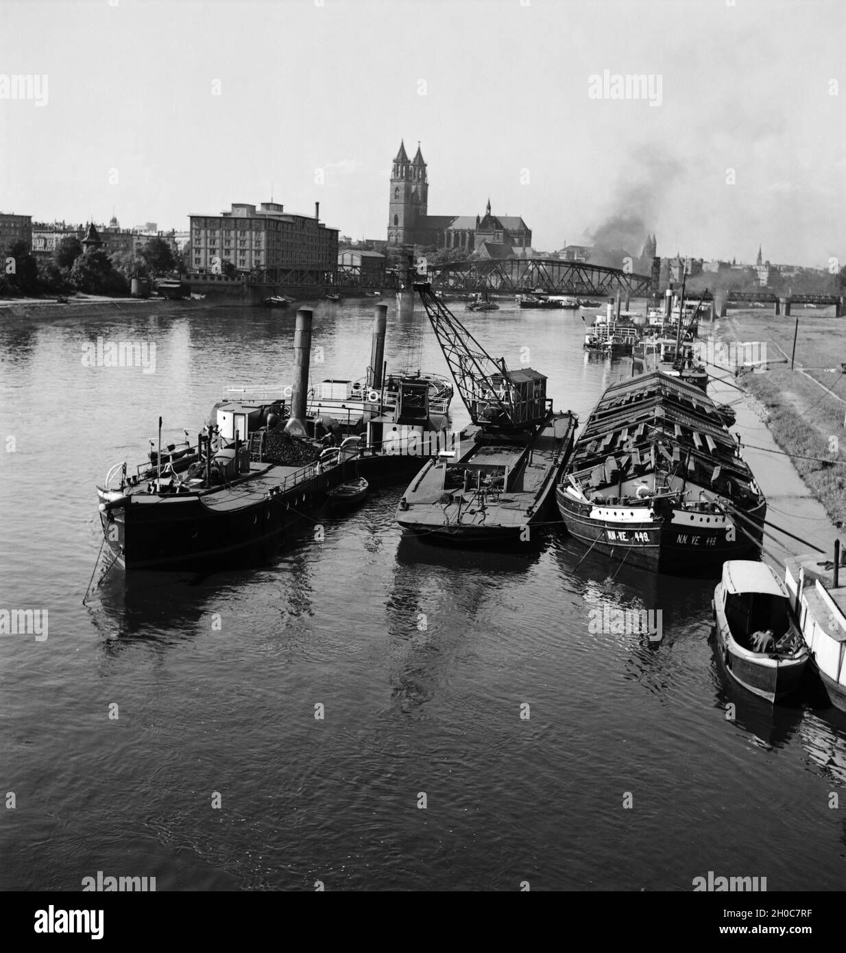 Blick über die Elbe zum Dom von Magdeburg, Allemagne Allemagne Années 1930 er Jahre. Vue sur rivière de l'Elbe à la cathédrale de Magdebourg, Allemagne 1930. Banque D'Images