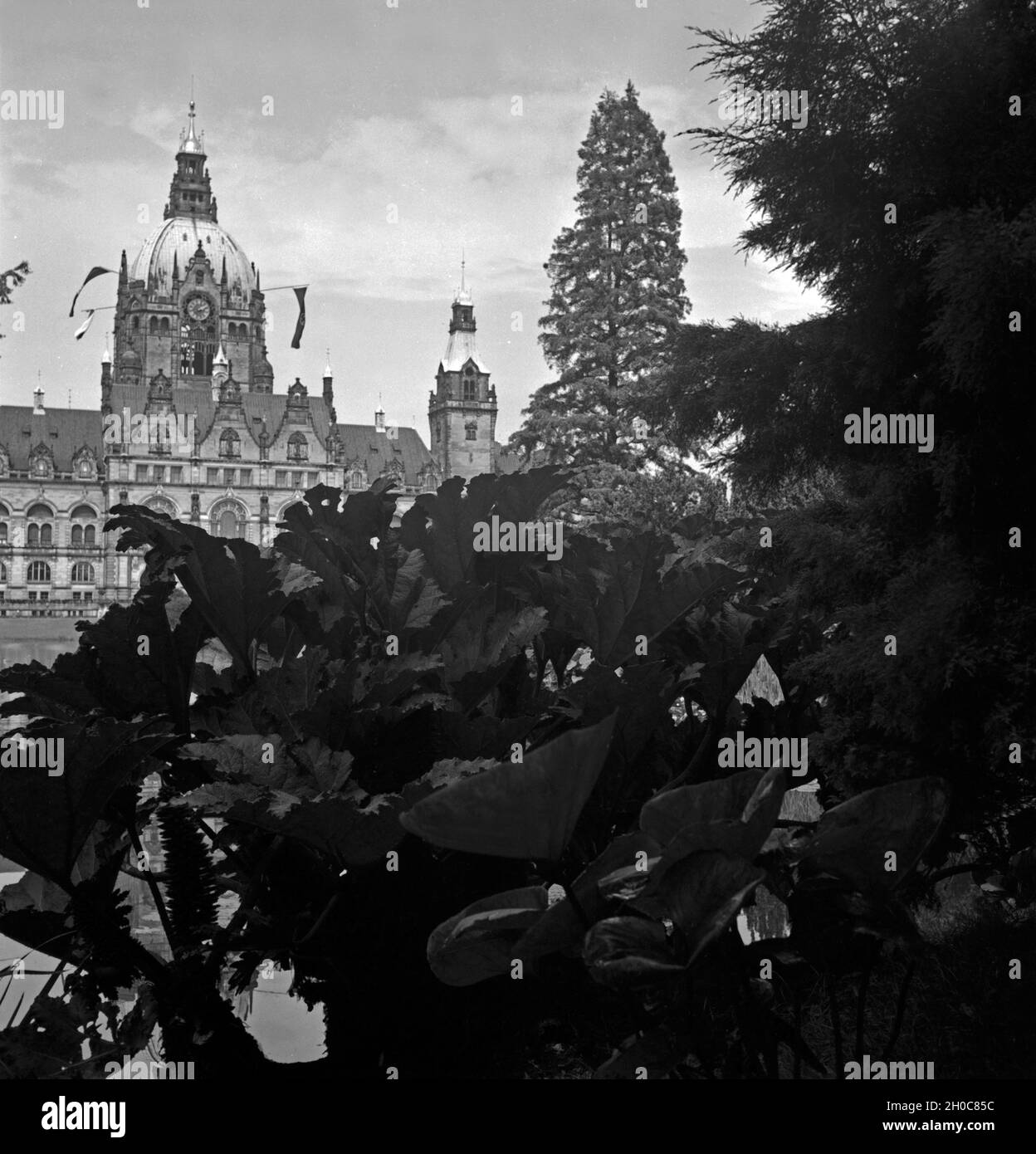 Blick auf das neue Rathaus à Hannover, Deutschland 1930er Jahre. Vue de l'hôtel de ville de Hanovre, Allemagne 1930. Banque D'Images