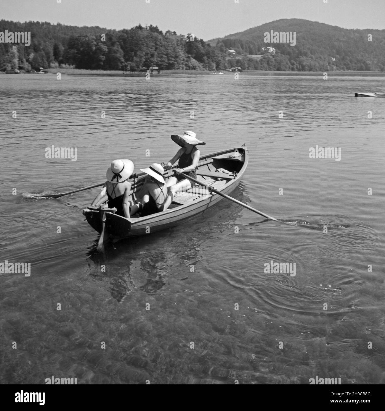 Ausflug mit dem Ruderboot auf einem Voir in Österreich, 1930er Jahre. Voyage d'aviron sur un lac à l'Autriche, 1930. Banque D'Images