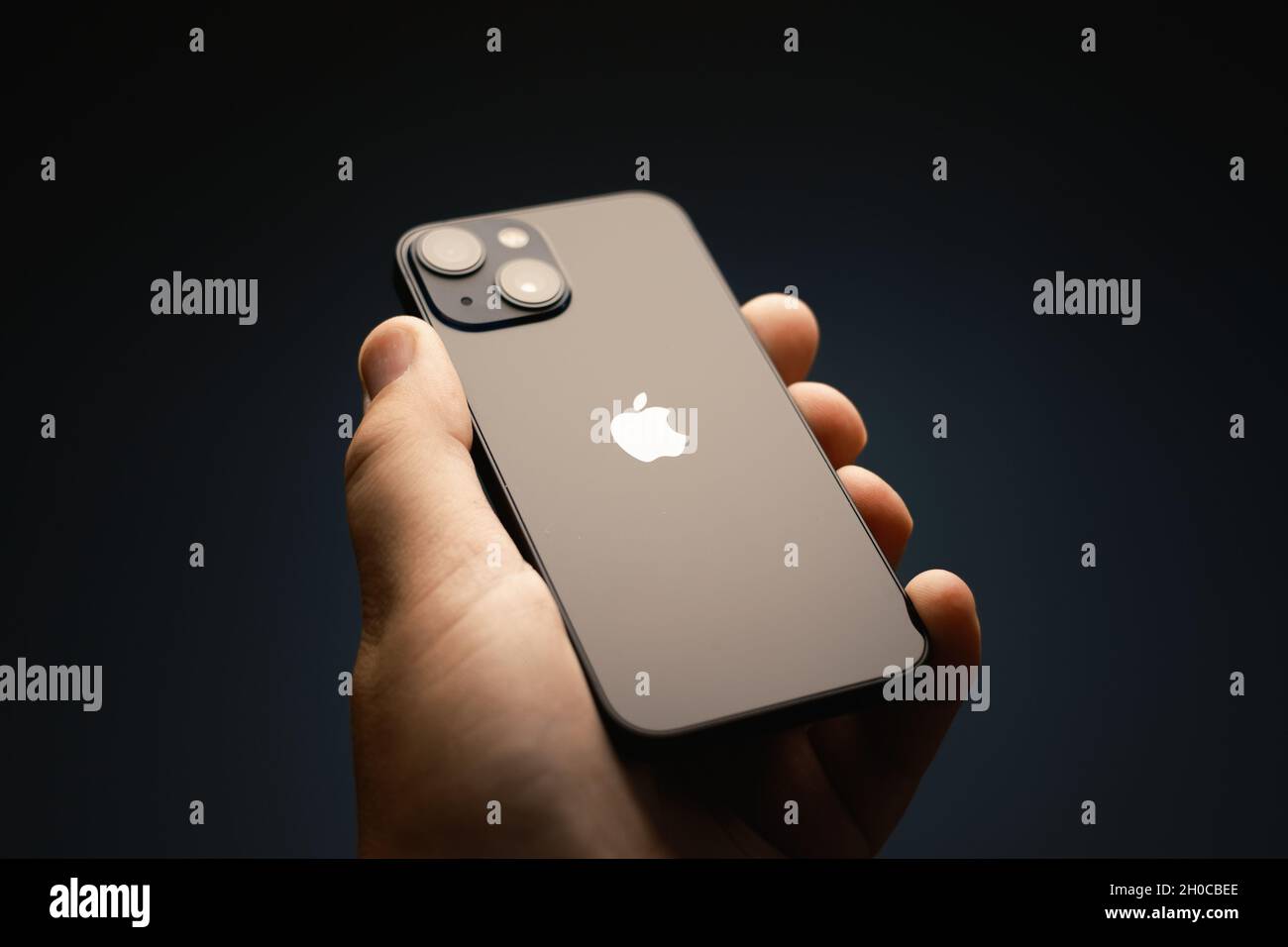 OCTOBRE 2021, RIGA, LETTONIE - le smartphone Apple iPhone 13 Mini 5G récemment lancé est exposé à des fins éditoriales.Effet de mise au point peu profonde. Banque D'Images