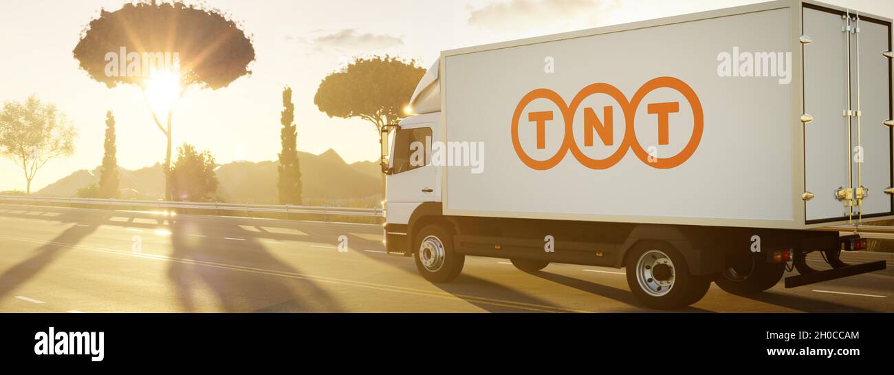 Guilherand-Granges, France - 12 octobre 2021.Camion sur route avec logo TNT.Société néerlandaise de services de messagerie internationale.Rendu 3D. Banque D'Images
