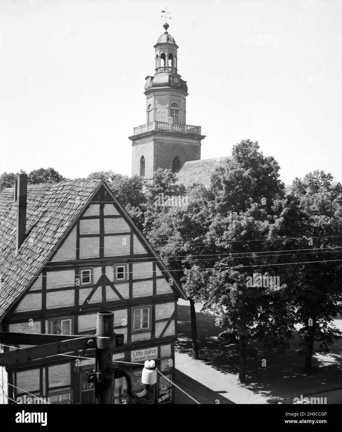 Die Evangelische Kirche lutherische St. Nikolai mit dem Geschäft von Otto Küker à Rinteln an der Weser, Deutschland 1930er Jahre. Protestand avec l'église luthérienne St. Nikolai Otto au magasin du Kueker sur rivière Weser Rinteln, Allemagne 1930. Banque D'Images
