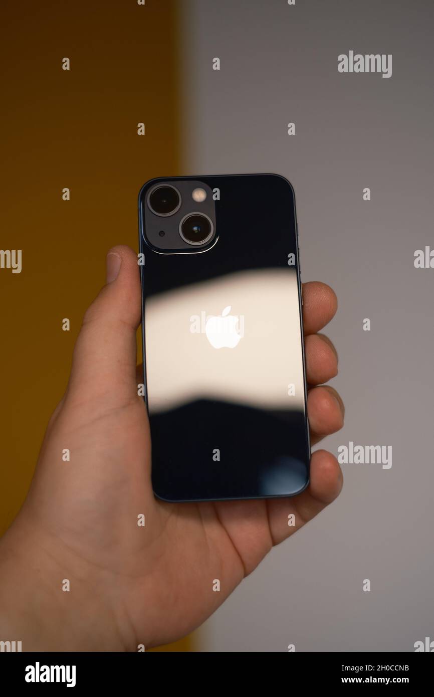 OCTOBRE 2021, RIGA, LETTONIE - le smartphone Apple iPhone 13 Mini 5G récemment lancé est exposé à des fins éditoriales.Effet de mise au point peu profonde. Banque D'Images