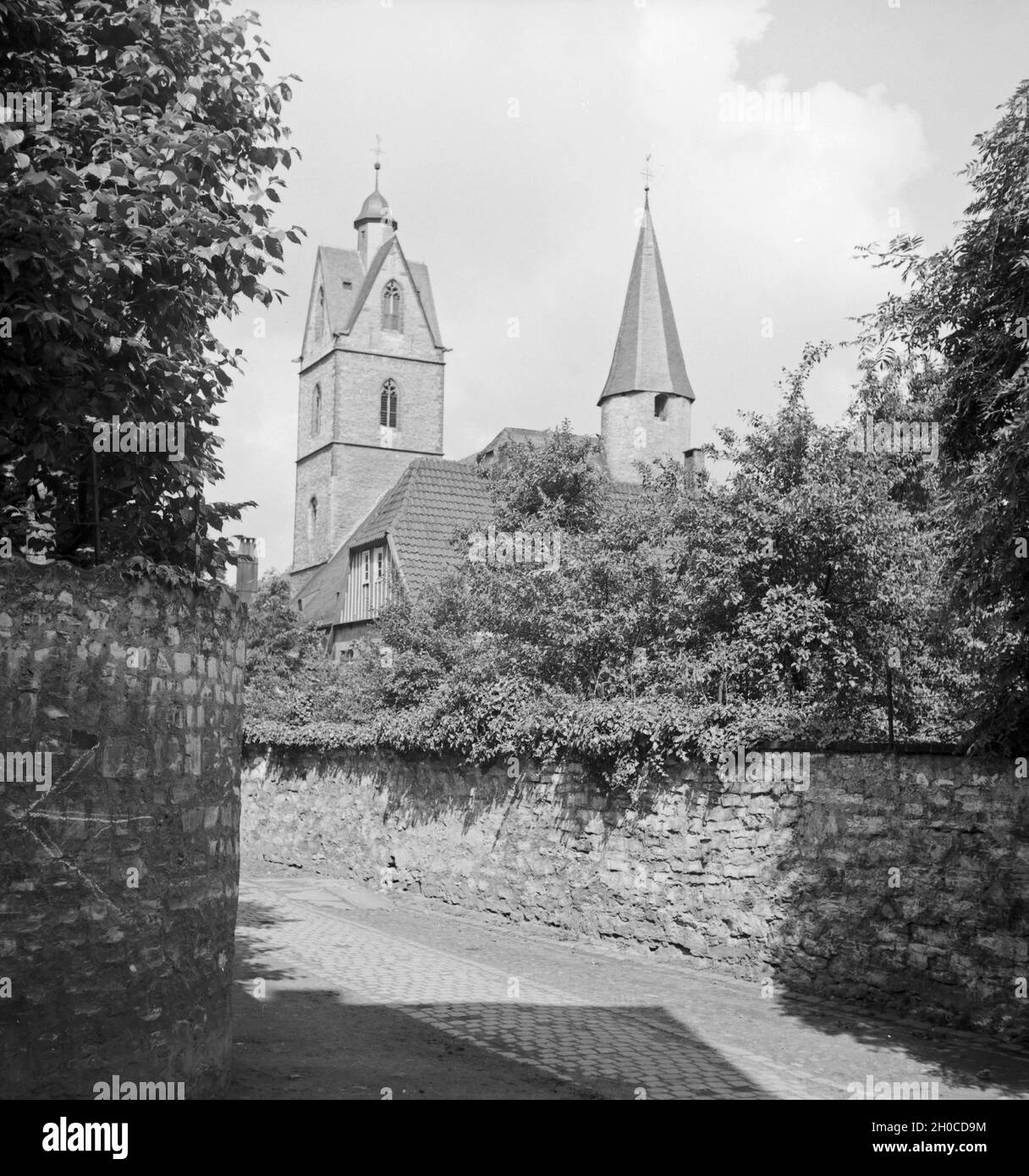 Blick auf die Busdorfkirche à Paderborn, Deutschland 1930 er Jahre. Vue de l'église à Busdorfkirche Paderborn, Allemagne 1930. Banque D'Images