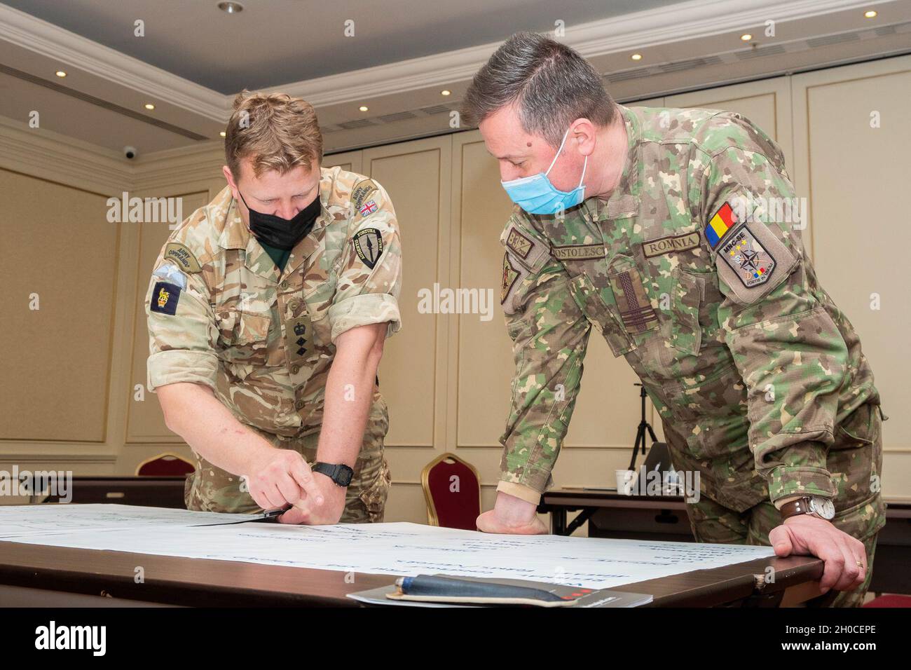 Des officiers de l'OTAN du corps de réaction rapide allié et du corps multinational du Sud-est discutent des facteurs de planification et des concepts opérationnels du corps lors d'un séminaire universitaire de haut niveau à Bucarest, en Roumanie, le 22 janvier 2021, alors que le MNC-se prépare à un exercice post-commandement Defender Europe 21. Banque D'Images Des officiers de l'OTAN du corps de réaction rapide allié et du corps multinational du Sud-est discutent des facteurs de planification et des concepts opérationnels du corps lors d'un séminaire universitaire de haut niveau à Bucarest, en Roumanie, le 22 janvier 2021, alors que le MNC-se prépare à un exercice post-commandement Defender Europe 21. Banque D'Images