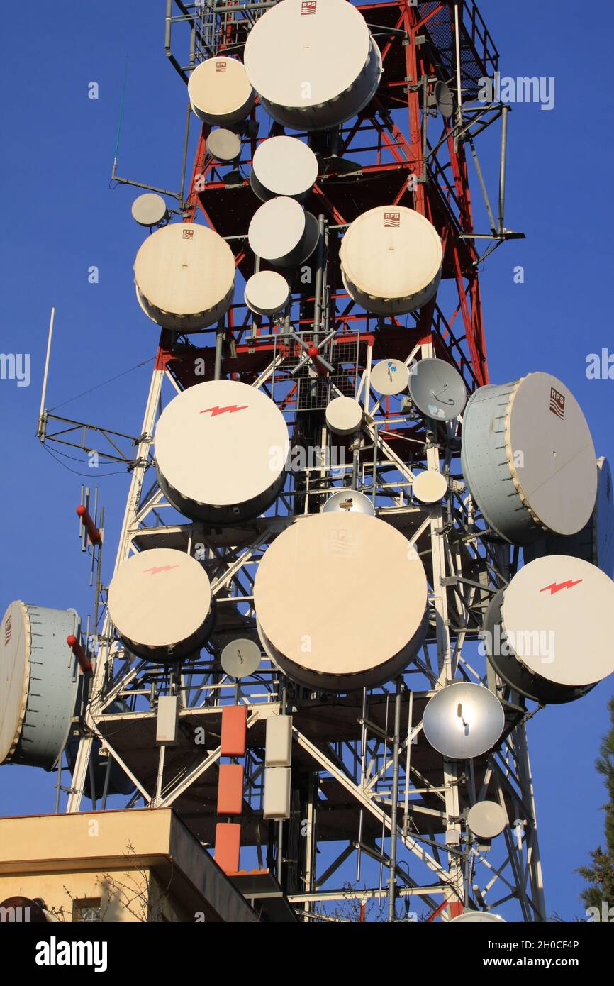 BARCELONE, ESPAGNE - 04 janvier 2021: Antenne avec différents opérateurs de  téléphonie mobile et andrew, rfs, kathrein antennes pour micro-ondes et fréquence  radio si Photo Stock - Alamy