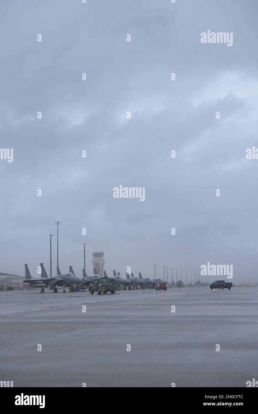 Les pygargues F-15C de la Force aérienne des États-Unis affectés à la 159e Escadre Fighter, de la Garde nationale aérienne de la Louisiane, attendent le décollage dans le cadre du Programme d'évaluation des systèmes d'armes est 21.04 à la base aérienne de Tyndall, en Floride, le 22 janvier 2021.L’emplacement de Tyndall sur la côte du golfe du Mexique permet à la base d’accueillir une variété d’exercices et en fait l’une des rares aires de répartition aux États-Unis capables de soutenir une formation de combat aérien à grande échelle. Banque D'Images