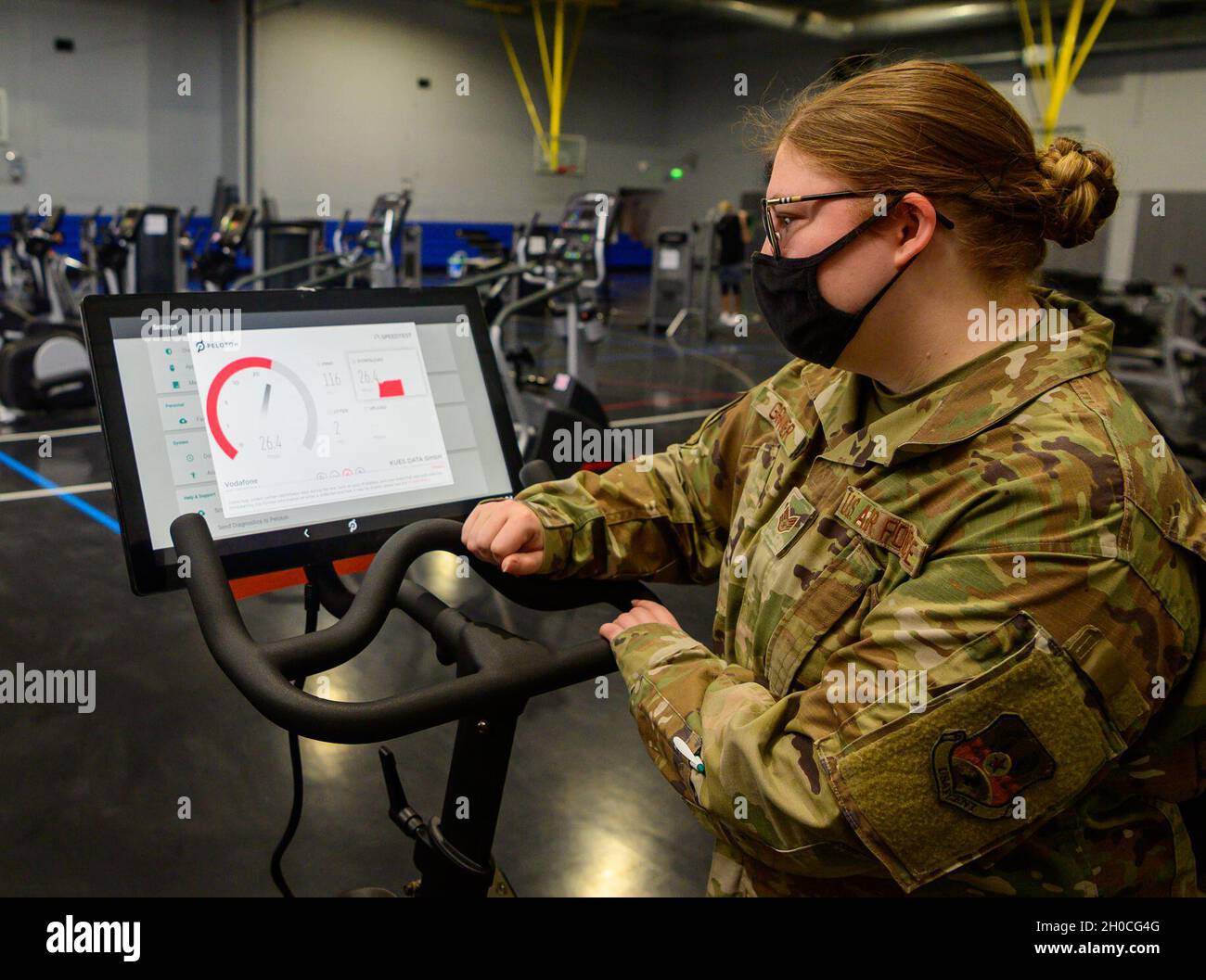 Sergent d'état-major de la Force aérienne des États-UnisHaley Grenier, administrateur du personnel de soutien du commandement au 379e Escadron de communications expéditionnaires, effectue un test de vitesse Internet sur un vélo d'exercice intérieur Peloton au gymnase du complexe Blachford Preston, le 22 janvier 2021, à la base aérienne Al Udeid, au Qatar.Une récente mise à niveau vers le service Wi-Fi à l'échelle de la base a permis d'augmenter les vitesses d'Internet de 14x, améliorant ainsi les options de divertissement, les opportunités éducatives, les programmes de fitness et les connexions familiales pour les membres du service déployés à Al Udeid AB. Banque D'Images