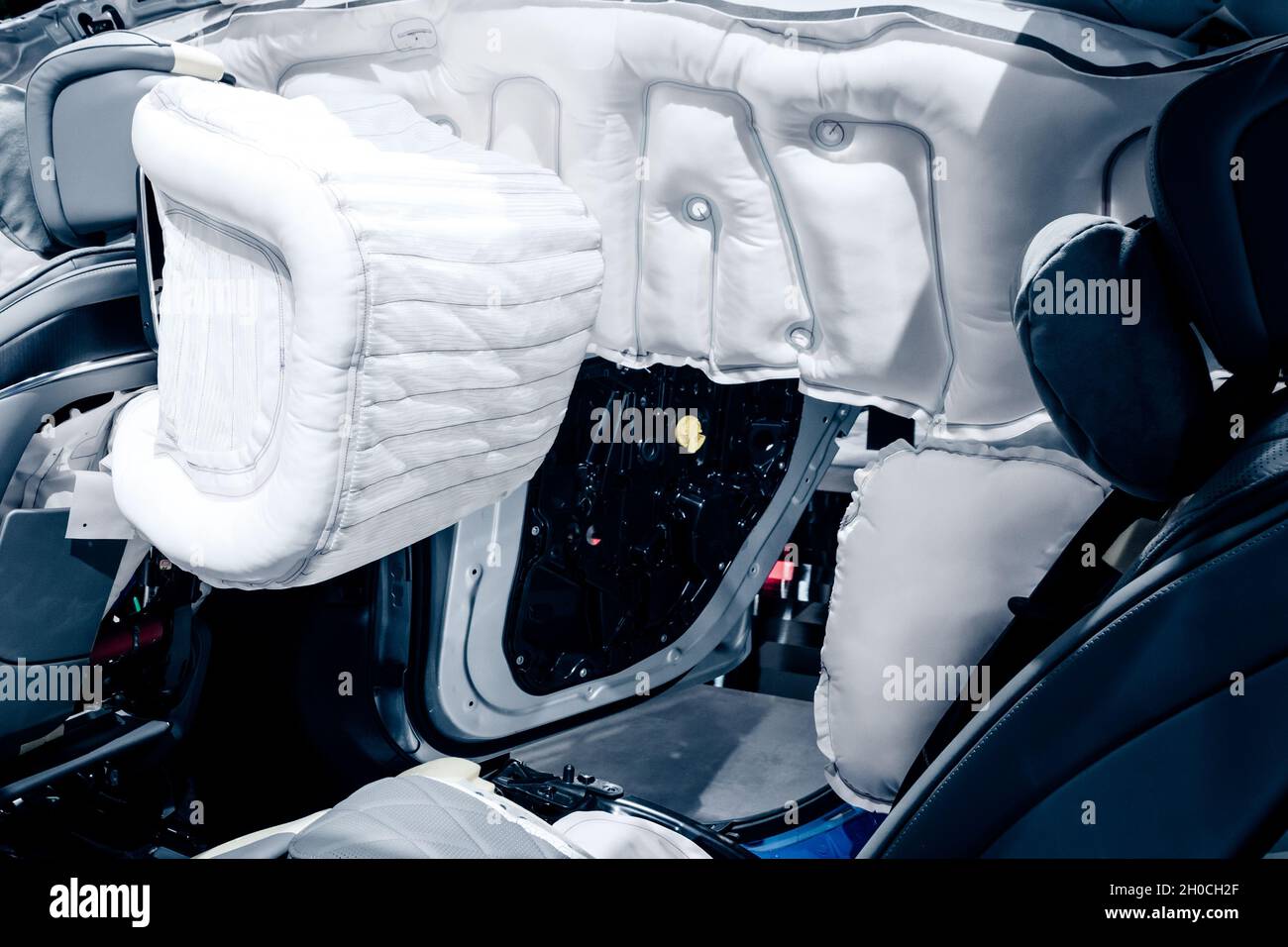 Airbags déployés dans une Mercedes-Benz moderne lors d'une démonstration de sécurité au salon automobile IAA Mobility 2021 à Munich, Allemagne - 6 septembre 2021. Banque D'Images