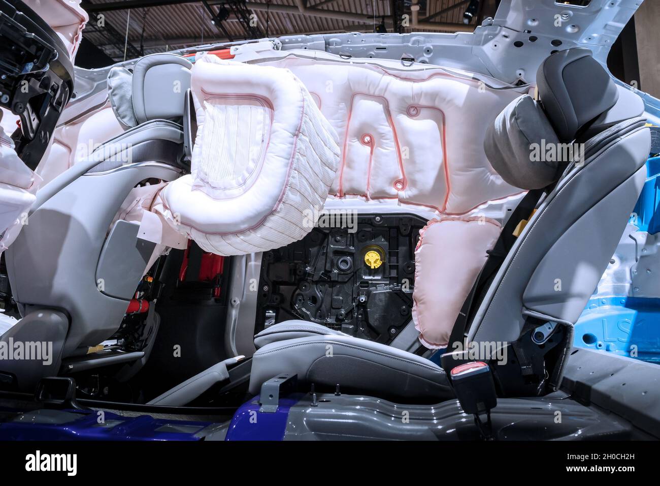 Airbags déployés dans une Mercedes-Benz moderne lors d'une démonstration de sécurité au salon automobile IAA Mobility 2021 à Munich, Allemagne - 6 septembre 2021. Banque D'Images