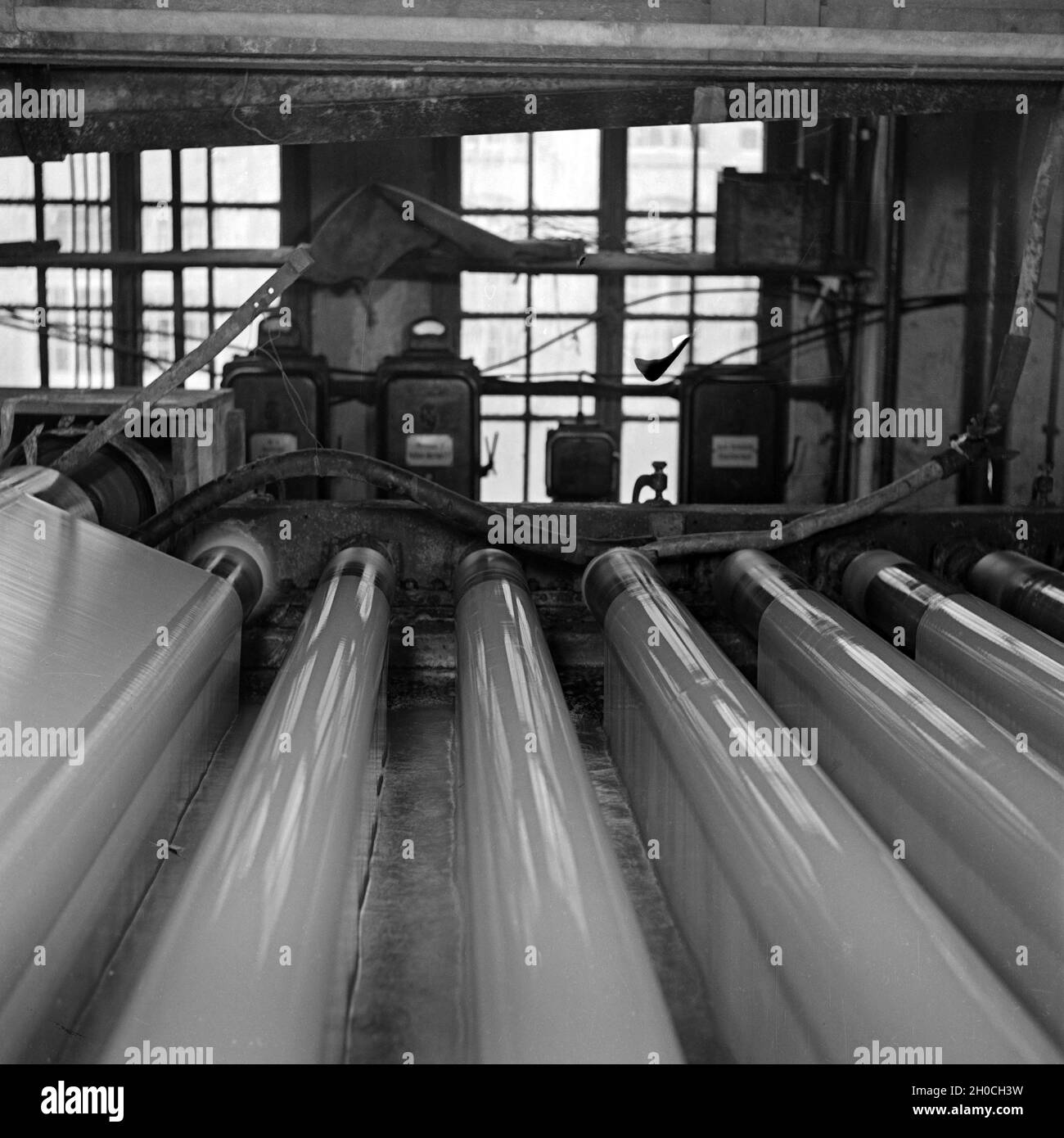 Arbeiter in einer Fabrik zur Herstellung von Cellophan, Deutschland 1930er Jahre.Travailleurs dans une usine de production de cellophane, Allemagne des années 1930. Banque D'Images