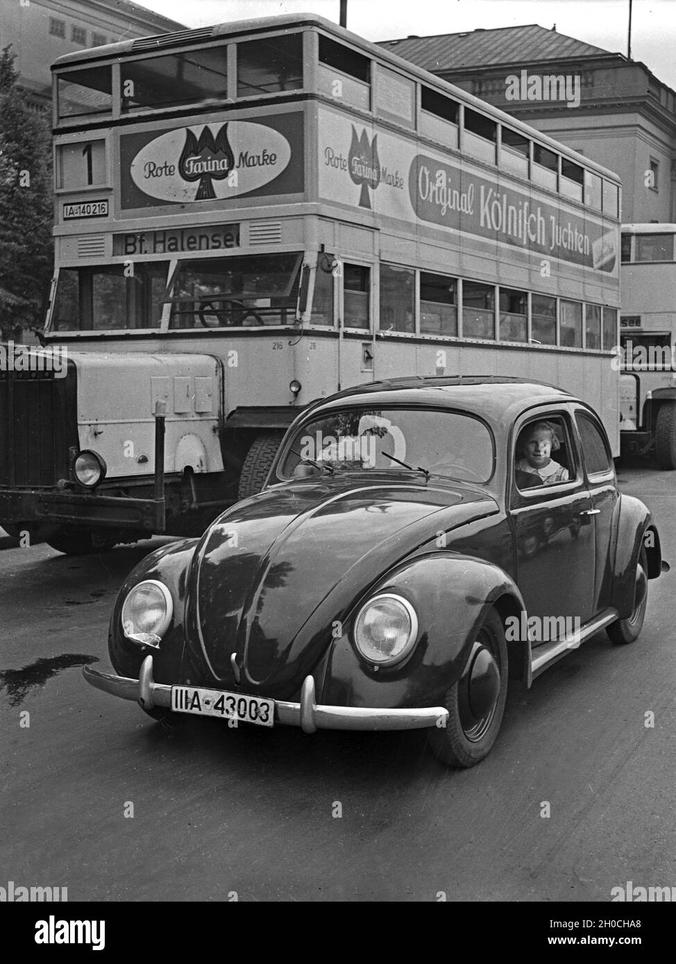 Unterwegs mit dem KDF-Wagen, dem Volkswagen Käfer, in der Reichshauptstadt Berlin, Deutschland 1930er Jahre.Voyager en voiture dans le coléoptère Volkswagen, ou « voiture KDF », à travers Berlin, Allemagne des années 1930. Banque D'Images