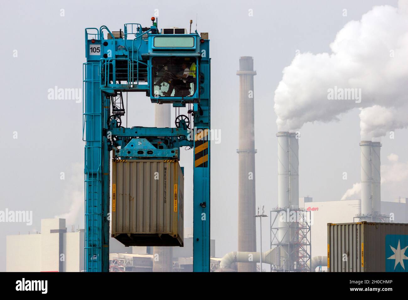 Le transporteur à cheval déplace un conteneur Maersk dans le terminal maritime du port de Rotterdam (pays-Bas), le 6 septembre 2013. Banque D'Images