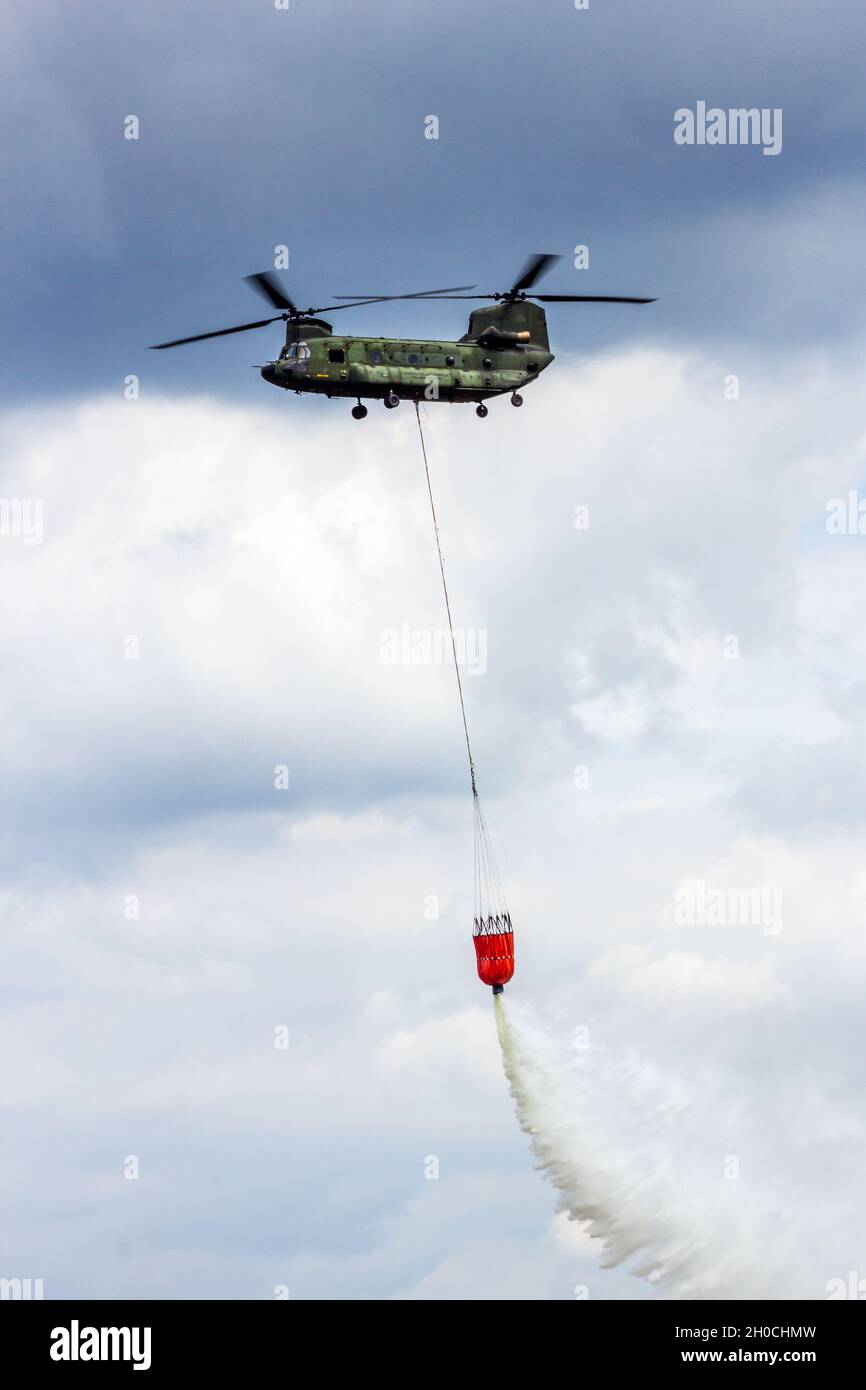 Boeing CH-47 Chinook larguer de l'eau d'un seau d'eau.Gilze-Rijen, pays-Bas - 21 juin 2014 Banque D'Images