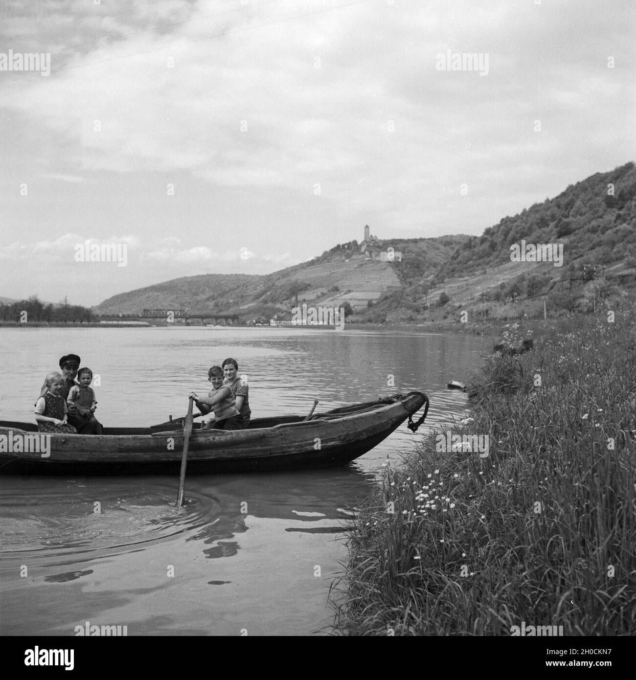 Partie auf dem Neckar bei Hornberg, Deutschland 1930er Jahre. Famille sur un bateau à rames sur la rivière Neckar près de Hornberg, Allemagne 1930. Banque D'Images