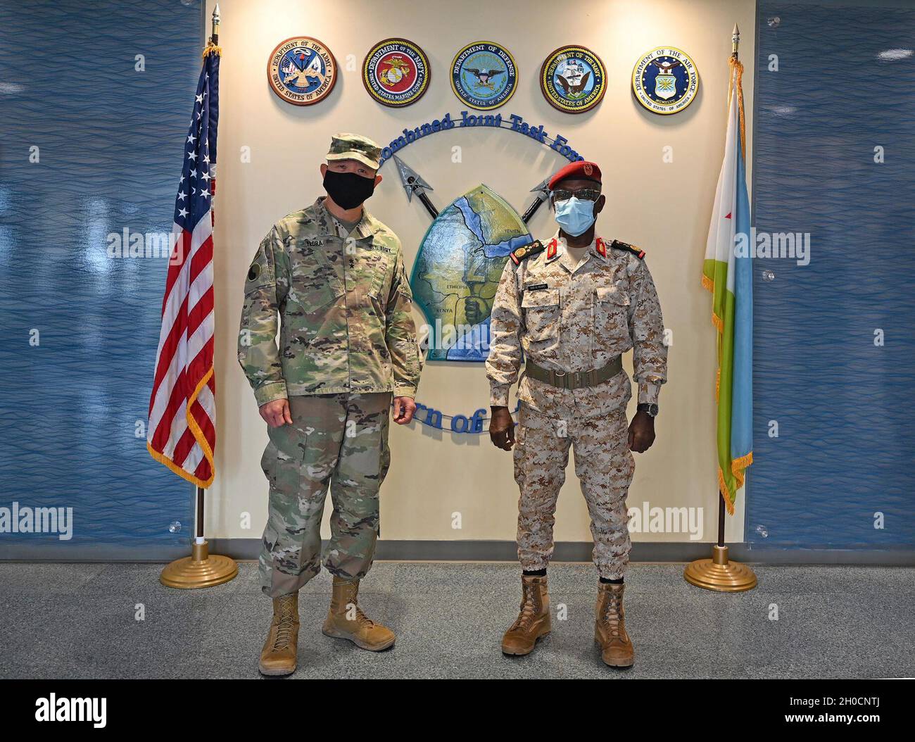 Le général de division Lapthe Flora de l'armée américaine, commandant général de la Force opérationnelle interarmées combinée – Corne de l'Afrique (CJTF-HOA), prend une photo avec le général djiboutien Taher Ali Mohamed, chef d'état-major des forces armées djiboutiennes, au quartier général du CJTF-HOA, le 25 janvier 2021.La réunion a permis de discuter des points de discussion pour la prochaine conférence du Chef de la Défense africain organisée par le Commandement de l'Afrique des États-Unis. Banque D'Images