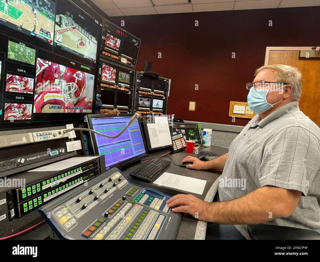 BASE DE LA RÉSERVE AÉRIENNE DE MARS, Californie (janv25, 2021) Klaus Beasu, spécialiste de la production audiovisuelle, surveille des sports en direct au centre de diffusion du réseau des Forces américaines (APN).AFN est un réseau de diffusion mondial qui dessert les militaires américains, le ministère de la Défense et d'autres civils du gouvernement américain et leurs familles stationnées dans des bases à l'étranger, ainsi que des navires de la marine américaine en mer. Banque D'Images