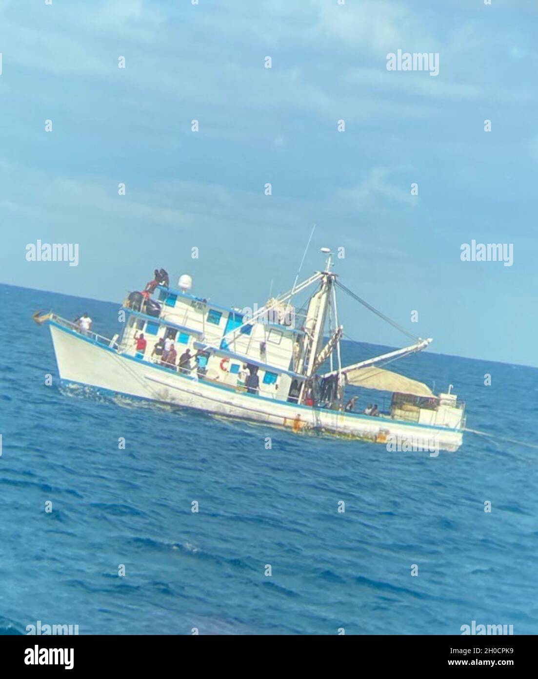 Bateau de pêche bahamien, Red Girl, en cours, 25,2021 janvier, près de Cay Sal,Bahamas.L'équipage de Shrike, Cutter de la Garde côtière, a utilisé un radar et des radios VHF pour aider à localiser et à escorter le skiff désorienté, avec les deux pêcheurs, en toute sécurité, pour retourner à la Red Girl. Banque D'Images Bateau de pêche bahamien, Red Girl, en cours, 25,2021 janvier, près de Cay Sal,Bahamas.L'équipage de Shrike, Cutter de la Garde côtière, a utilisé un radar et des radios VHF pour aider à localiser et à escorter le skiff désorienté, avec les deux pêcheurs, en toute sécurité, pour retourner à la Red Girl. Banque D'Images