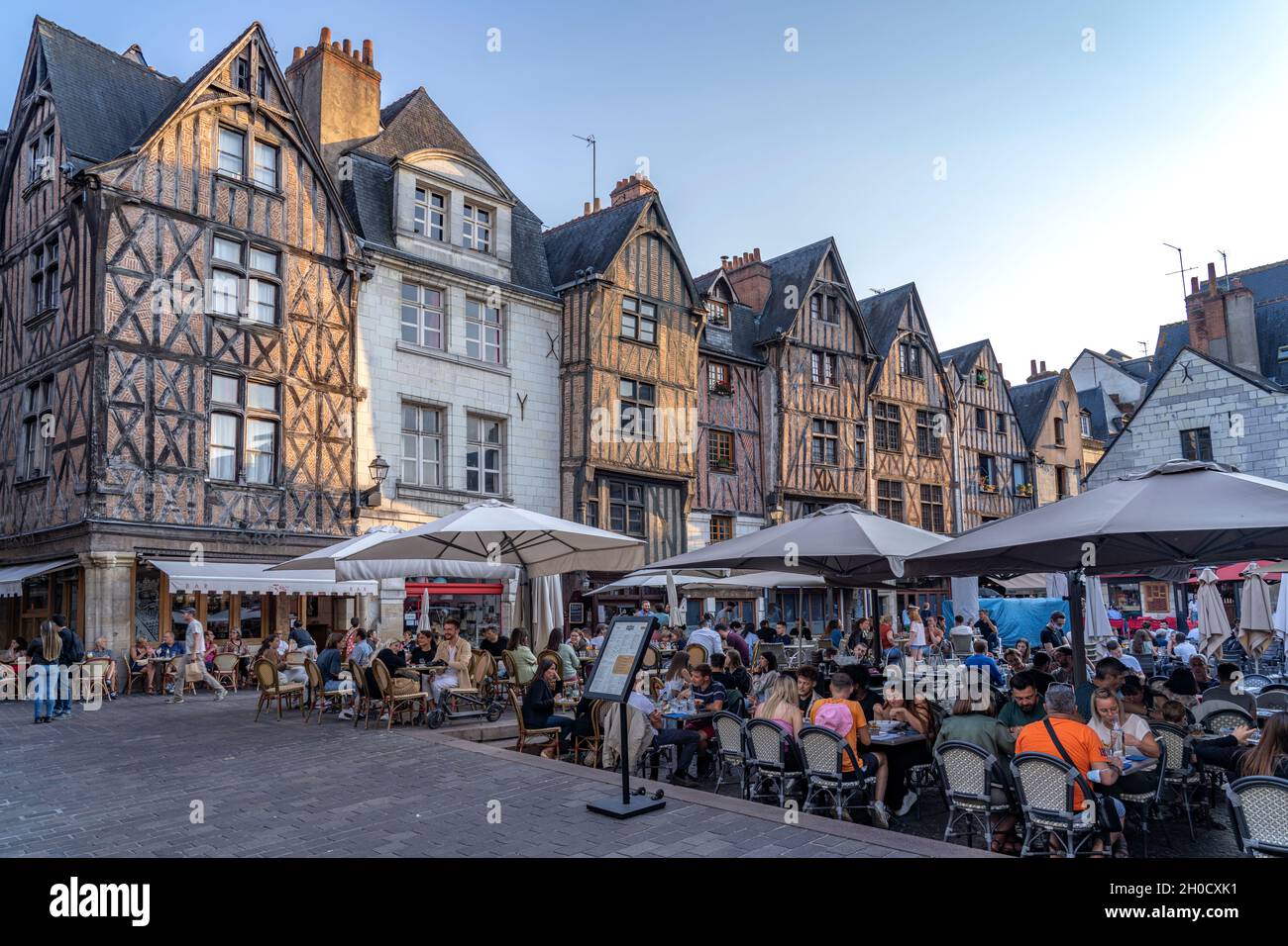 Mittelalterliche Gebäude und voll besetzte restaurants auf dem zentralen Platz place Plumereau, Tours, Loiretal, Frankreich | bâtiments médiévaux an Banque D'Images