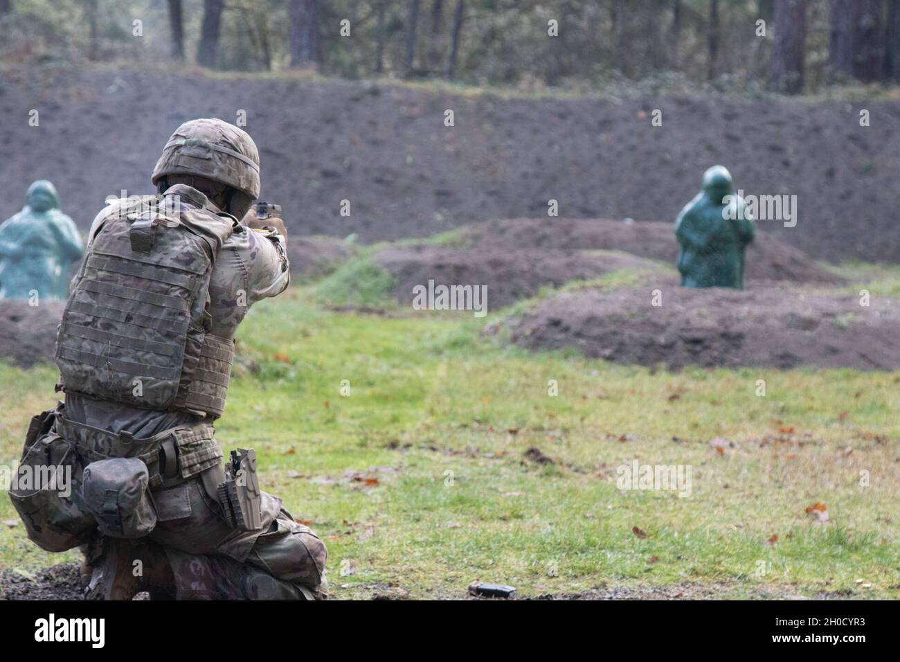 Soldat de l'armée américaine SPC.Franklin Gum affecté à HHC, 2e Bataillon, 1er Régiment d'infanterie, 2e équipe de combat de la Brigade Stryker, 7e Division d'infanterie, vise son pistolet M17 de la position de mise à genoux à la gamme de qualification de pistolet M17 sur la base interarmées Lewis McChord, Washington, 27 janvier 2021.Le I corps.La compétition de tir évalue les compétences des soldats, avec diverses armes à feu et scénarios de tir, afin d’identifier l’équipe de tir I corps. Pour participer à la compétition de tir de l’armée. Banque D'Images