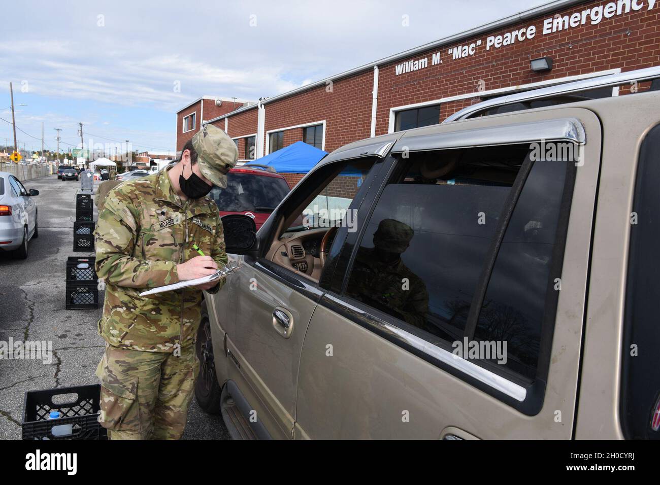 SPC de l'armée américaine.Jeremy McAbee, 151st Expeditionary signal Battalion, opérateur de systèmes de transmission multicanaux, préenregistre une famille pour recevoir des dons de nourriture alors que la Garde nationale de Caroline du Sud poursuit ses efforts de partenariat pour soutenir les opérations à la Harvest Hope Food Bank à Greenville, en Caroline du Sud, le 27 janvier 2021.La Garde nationale de Caroline du Sud reste prête à soutenir les comtés, les agences d'État et locales, et les premiers intervenants avec des ressources aussi longtemps que nécessaire pour soutenir les efforts d'intervention de la COVID-19 dans l'État. Banque D'Images