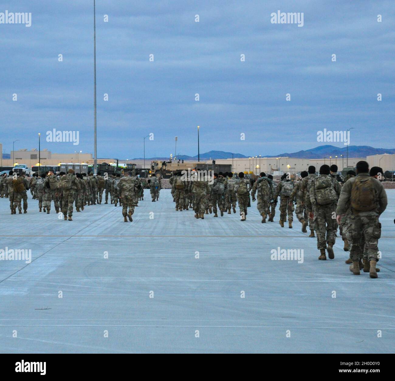 Des soldats du 221e Escadron quittent la piste à la base aérienne de Nellis, le 26 janvier 2021 à Las Vegas, Nevada.Plus de 200 soldats de la Garde du Nevada ont été déployés à Washington, D.C., pour aider les forces de l'ordre fédérales à l'inauguration présidentielle du 20 janvier. Banque D'Images