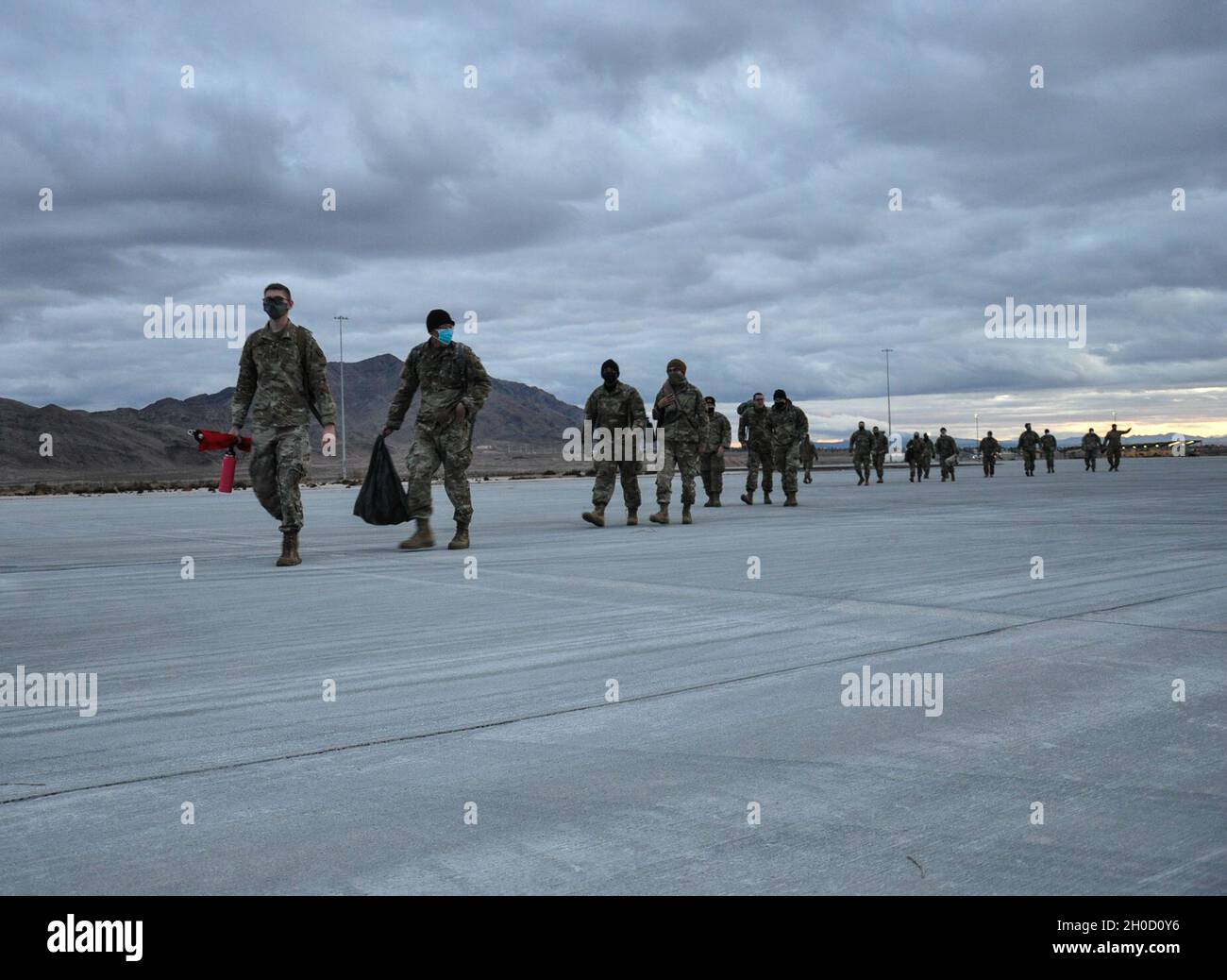 Des soldats du 221e Escadron quittent la piste à la base aérienne de Nellis, le 26 janvier 2021 à Las Vegas, Nevada.Plus de 200 soldats de la Garde du Nevada ont été déployés à Washington, D.C., pour aider les forces de l'ordre fédérales à l'inauguration présidentielle du 20 janvier. Banque D'Images