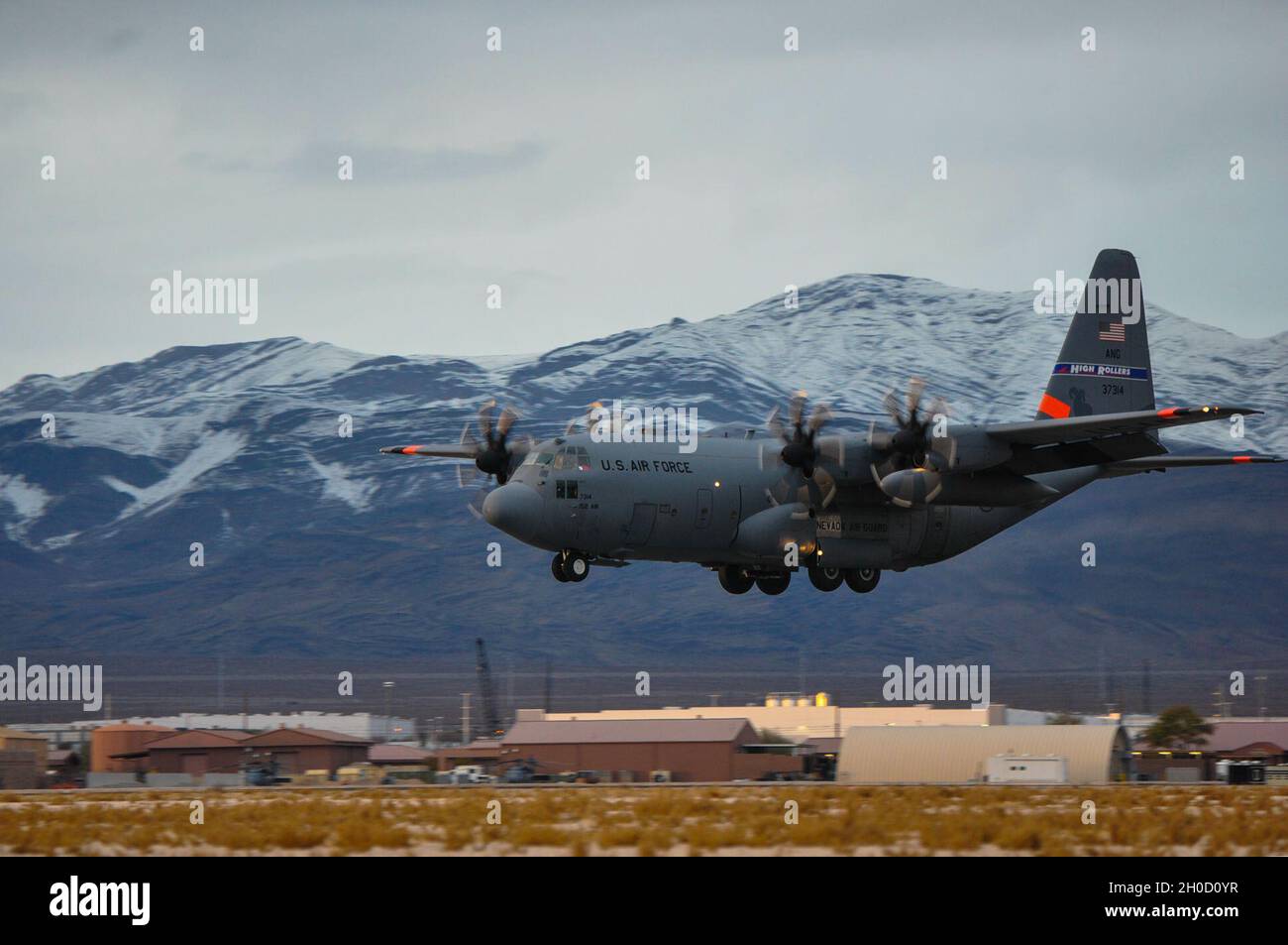 Un C-130 avec la 152e escadre de transport aérien se prépare à atterrir à la base aérienne de Nellis, qui retourne des soldats du 221e Escadron de Cavalry, le 26 janvier 2021 à Las Vegas, Nevada.Plus de 200 soldats de la Garde du Nevada ont été déployés à Washington, D.C., pour aider les forces de l'ordre fédérales à l'inauguration présidentielle du 20 janvier. Banque D'Images