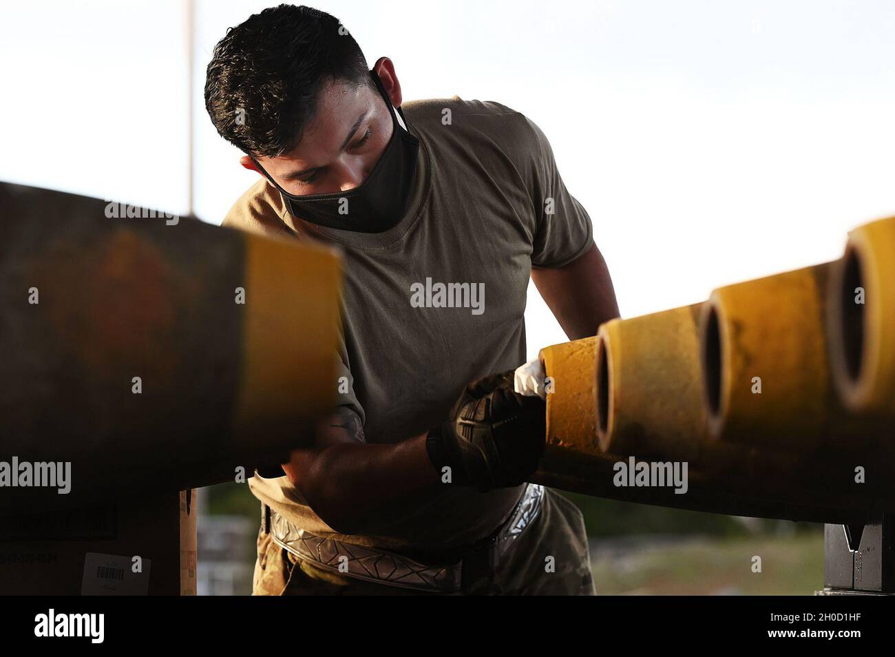 Un Airman du 2e Escadron de munitions nettoie l'intérieur d'une composante de munitions Mark-82, le 27 janvier 2021, à la base aérienne d'Andersen, à Guam.Le 2e MUNS est l'une des unités de l'AFB de Barksdale, en Louisiane, qui soutient le déploiement d'un groupe de travail sur les bombardiers.Les déploiements de la FBT offrent aux aviateurs la possibilité de former et de travailler avec des alliés et des partenaires dans des opérations et des exercices de coalition réalistes et conjoints. Banque D'Images