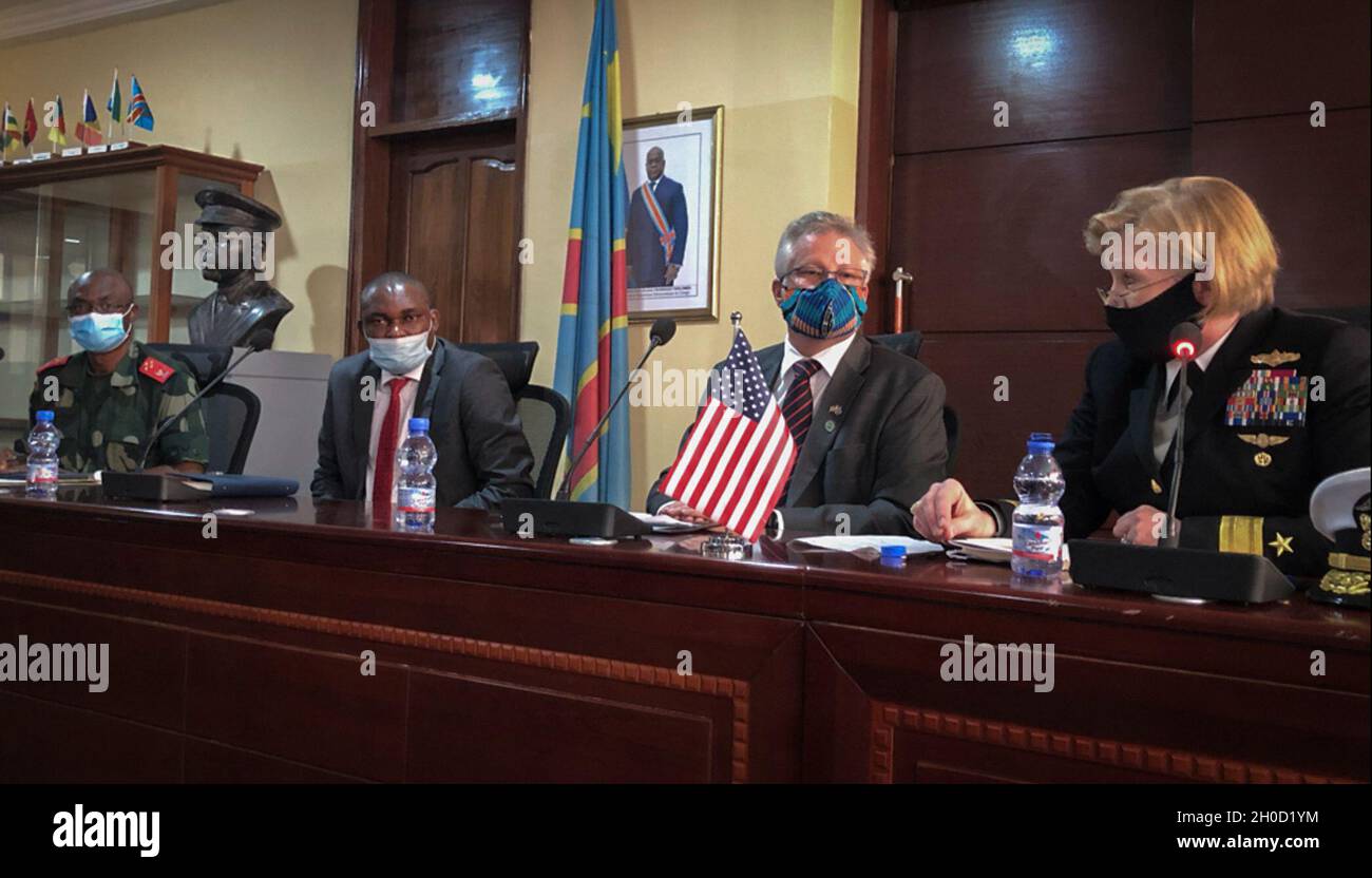Le Commandement de l'Afrique des États-Unis, l'ambassade des États-Unis en République démocratique du Congo (RDC) et les dirigeants de la RDC se réunissent pour discuter de l'importance des forces militaires professionnelles et responsables, de l'impact des groupes terroristes armés et des domaines de coopération et de soutien le 28 janvier 2021.« civils, soldats,Et les pays doivent être connectés et travailler ensemble pour apporter la paix et la prospérité à la RDC et à la région », a déclaré l'Ambassadeur Andrew Young, adjoint au commandant de l'engagement civilo-militaire, lors de la rencontre avec le Vice-ministre de la Défense de la RDC, Sylvain Mutombo (deuxième de gauche à droite), le général Celestin Mbala (à l'extrême gauche) an Banque D'Images
