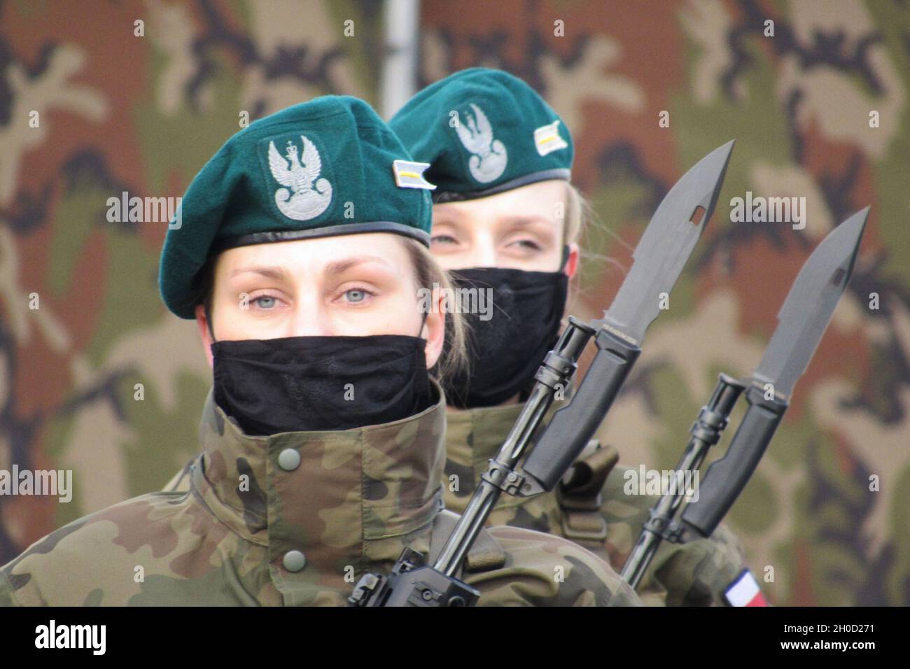 Les ArmyTroops polonais de la 15e Brigade mécanisée, 16e Division, se tiennent à l'état d'étreinte lors de la cérémonie de passation de commandement du groupement tactique de l'OTAN pour la présence avancée renforcée en Pologne le 28 janvier 2021, dans la zone d'entraînement de Bemowo Piskie, en Pologne. Banque D'Images