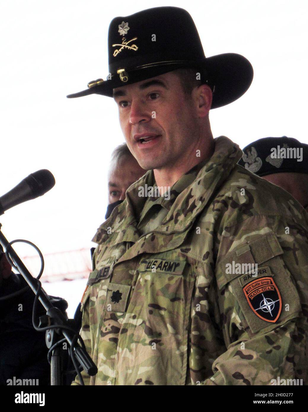 Le lieutenant-colonel Jason Adler de l'armée américaine, 1er Escadron, 2e Régiment de cavalerie, parle aux troupes dans son nouveau commandement au groupement tactique de présence avancée renforcée de l'OTAN Pologne lors d'une cérémonie de passation de commandement le 28 janvier 2021, dans la zone d'entraînement de Bemowo Piskie, en Pologne. Banque D'Images