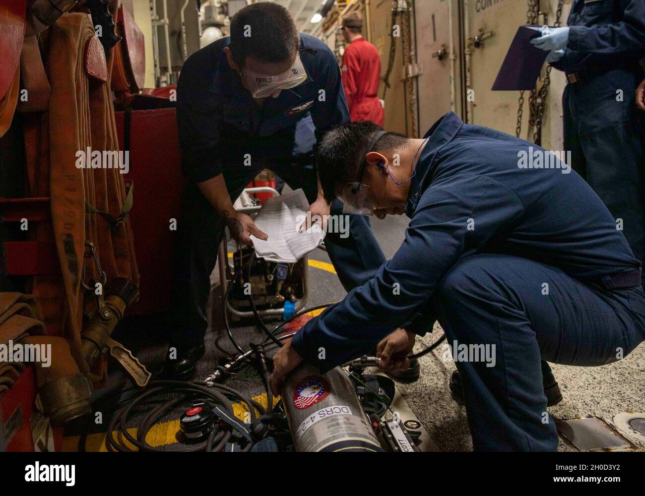 OCÉAN INDIEN (janv28, 2021) – Airman Alexander Hernandez, de la Marine américaine, à gauche, et le compagnon de bateau d'aviation Boatswain (carburant) de 3e classe Shan Calansanan effectuent l'entretien d'un appareil respiratoire autonome à bord du navire d'assaut amphibie USS Makin Island (LHD 8).Le groupe de préparation amphibie de l'île de Makin et la 15e unité expéditionnaire maritime mènent des opérations dans la zone de responsabilité de la 6e flotte américaine. Banque D'Images