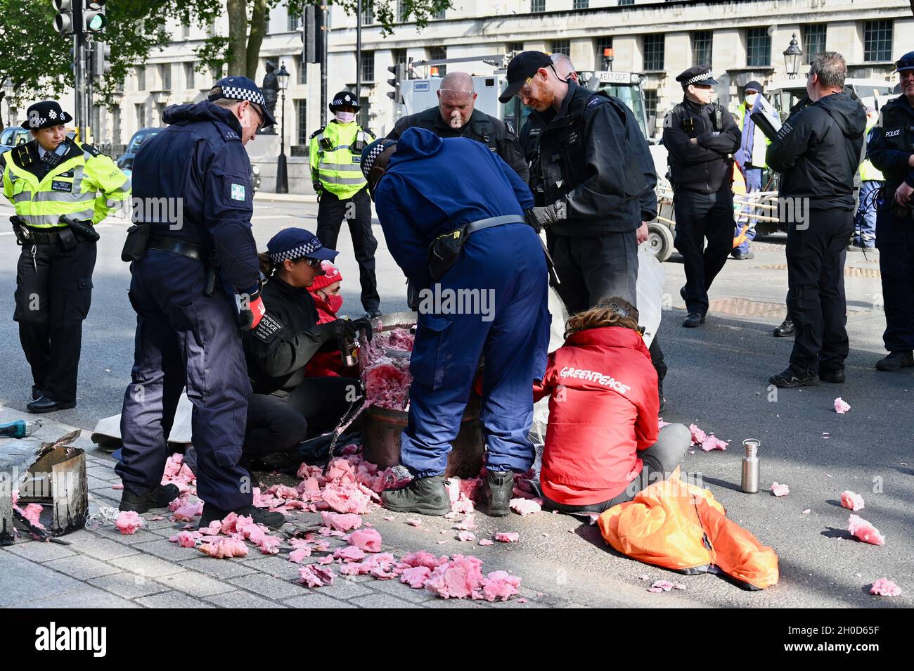 Les militants de Greenpeace ont installé une statue de Boris Johnson tachée d'huile de 12 pieds pour protester contre la possibilité pour le gouvernement de donner au Cambo Oilfield un permis de forer du pétrole.Downing Street, Londres Banque D'Images