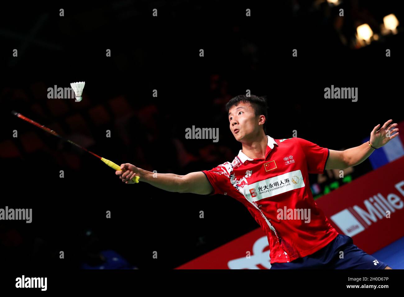 Aarhus, Danemark.12 octobre 2021.Lu Guangzu, de Chine, participe au match des hommes célibataires contre Joran Kweekel, des pays-Bas, lors d'un match de groupe C entre la Chine et les pays-Bas au tournoi de badminton de la coupe Thomas à Aarhus, au Danemark, le 12 octobre 2021.Credit: Zhang Cheng/Xinhua/Alay Live News Banque D'Images