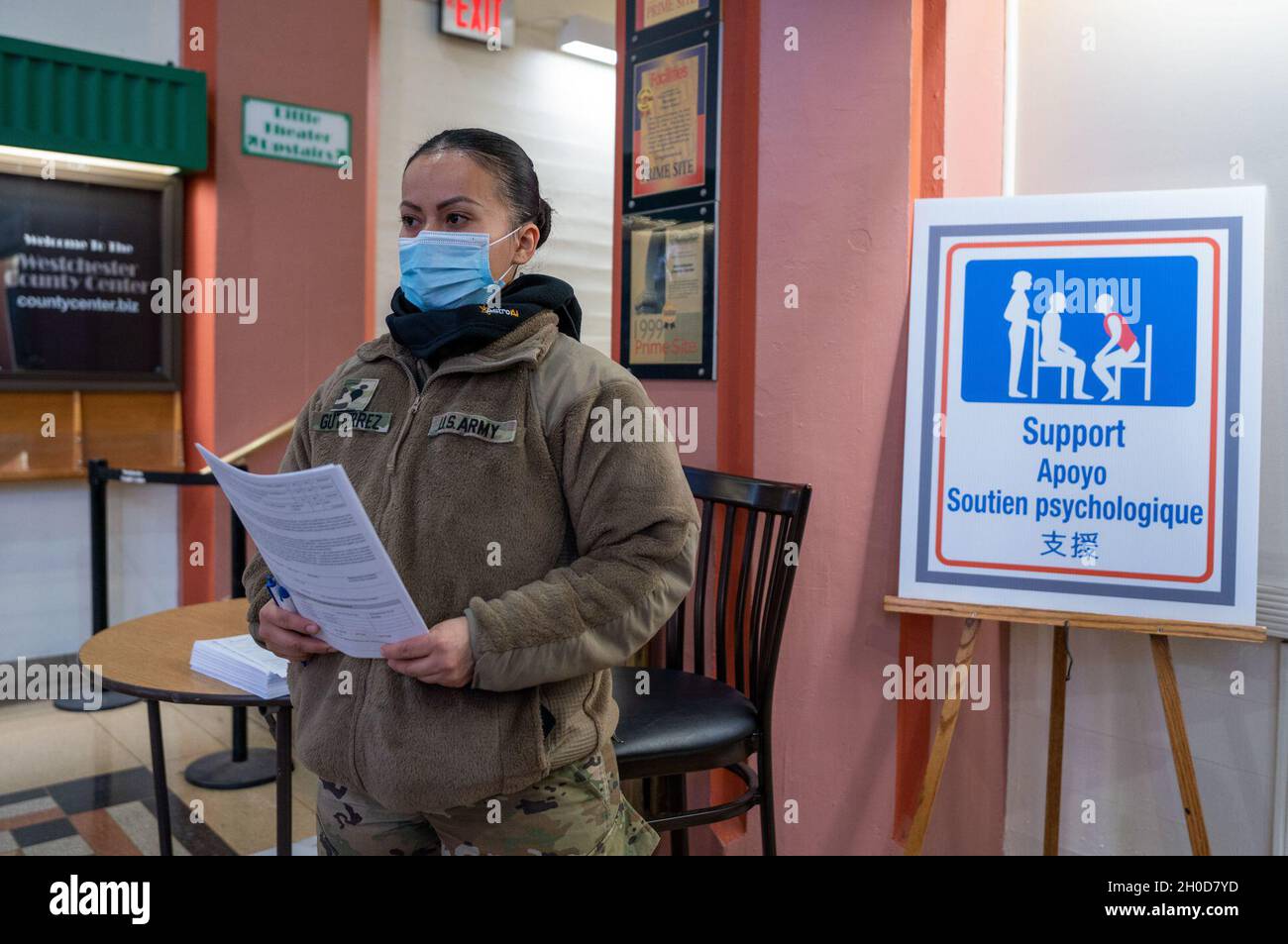 SPC de l'armée américaine.Luz Gutierrez, spécialiste de l'approvisionnement de l'unité affecté à la 442e Compagnie de police militaire, 104e Bataillon des ingénieurs, 53e Commandement de la troupe, aide les résidents de New York, à l'appui des efforts de l'État pour fournir des vaccins de masse COVID-19 administrés par le département de la Santé du comté de Westchester au Centre de Westchester à White Plains,New York, le 29 janvier 2021.La Garde nationale compte des centaines de Guardmen et de femmes déployés sur les sites de vaccination pour soutenir le personnel et les opérations.Le département de la santé de l'État de New York mène des efforts de vaccination pour les travailleurs essentiels et Banque D'Images