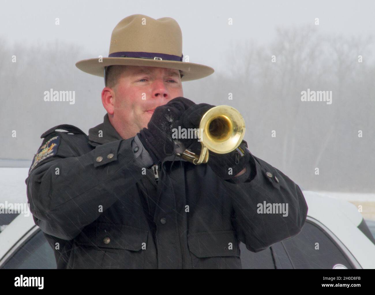 Le cavalier de l'État de New York Donald jouera des coups sur le bugle lors d'un enterrement de l'Adjudant-chef 4 Christian Koch à Geneseo, NY, le 29 janvier.Koch, un pilote UH-60 Blackhawk affecté à Charlie Company, 1-171 General support Aviation Battalion et un pilote civil pour la police de l'État de New York, est décédé le 20 janvier quand son hélicoptère s'est écrasé au cours d'une mission d'entraînement à l'extérieur de Rochester,NYC Koch était également un pilote de la police de l'État de New York dans la vie civile. Banque D'Images