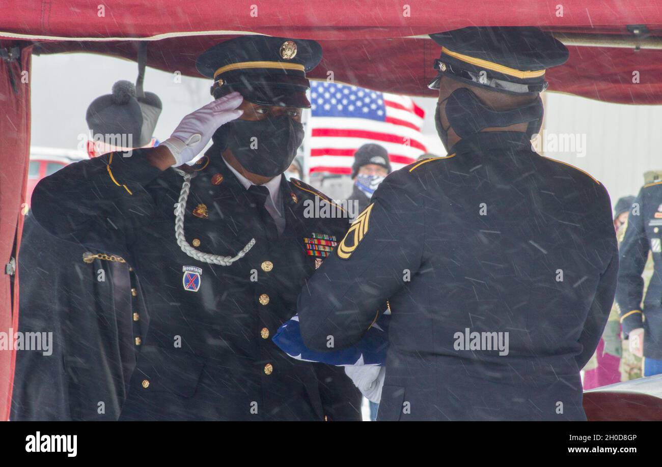 Sergent d'état-majorRobert Lerouge, un soldat affecté à la Garde d'honneur de la Garde nationale de New York rend hommage avant de recevoir un drapeau américain lors d'un enterrement de l'Adjudant-chef 4 Christian Koch, le 29 janvier.Koch, un pilote UH-60 Blackhawk affecté à Charlie Company, 1-171 General support Aviation Battalion, est décédé lorsque son hélicoptère s'est écrasé lors d'un vol d'entraînement le 20 janvier à l'extérieur de Rochester, NY Banque D'Images