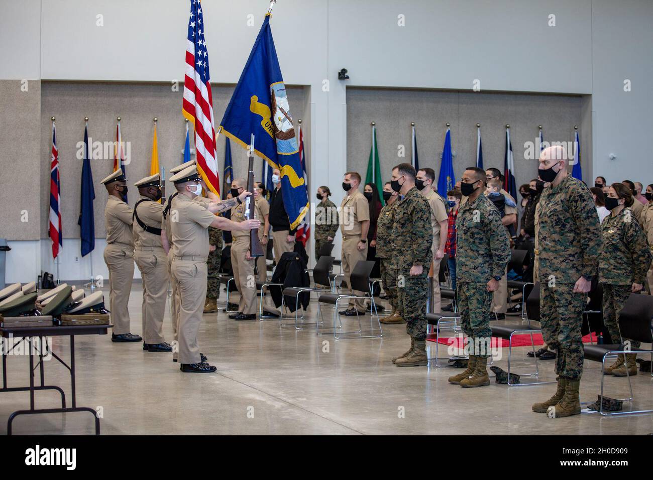 La garde des couleurs présente les couleurs lors de la cérémonie de binning du chef Petty Officer (CPO) à la Marine corps University à Camp Johnson, en Caroline du Nord, le 29 janvier 2021.La cérémonie d'épinglage des OCP est le point culminant d'une période de formation de six semaines où les dirigeants inscrits aux échelons supérieurs subissent des défis visant à renforcer leurs capacités de leadership et de mentorat. Banque D'Images