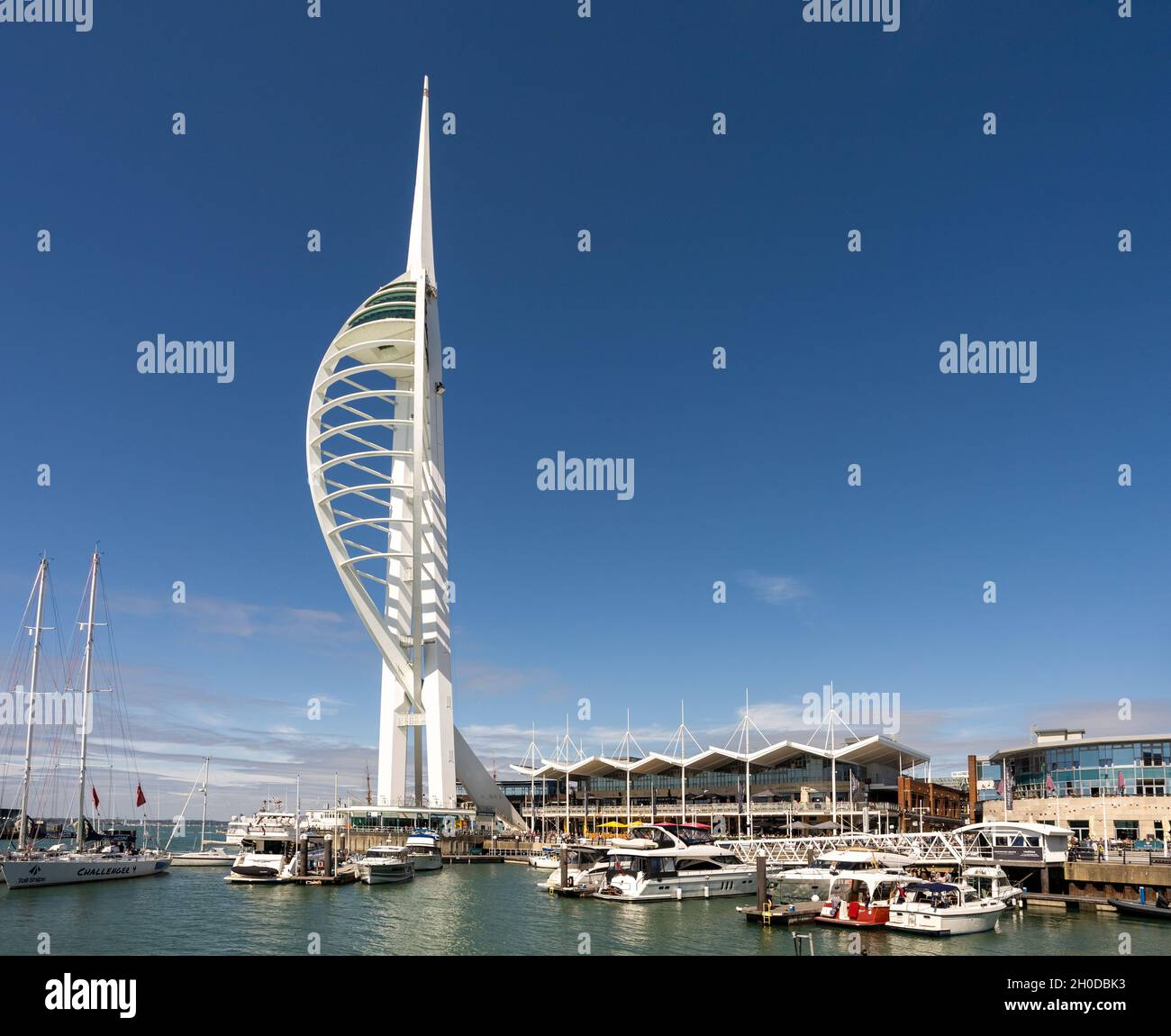 La tour Spinnaker et le port de Portsmouth par une chaude journée d'été Banque D'Images