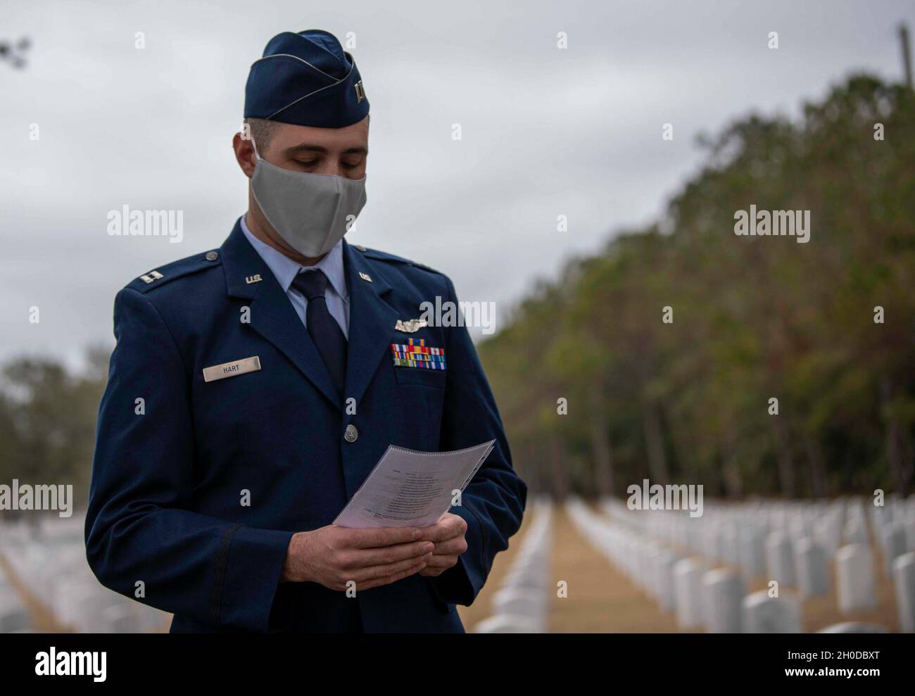 Le capitaine de la US Air Force, John Hart, pilote de canonnière AC-130J Ghostrider, au 73e Escadron des opérations spéciales, fait des remarques lors d'une cérémonie commémorative du 30e anniversaire de Spirit 03 au cimetière national Barrancas, à la base aérienne navale de Pensacola, en Floride, le 31 janvier 2021.Spirit 03, un fusil AC-130H Specter de 14 membres d'équipage, a été abattu pendant la bataille de Khafji, ce qui a entraîné la plus grande perte par toute unité de l'Armée de l'air durant l'opération tempête du désert. Banque D'Images