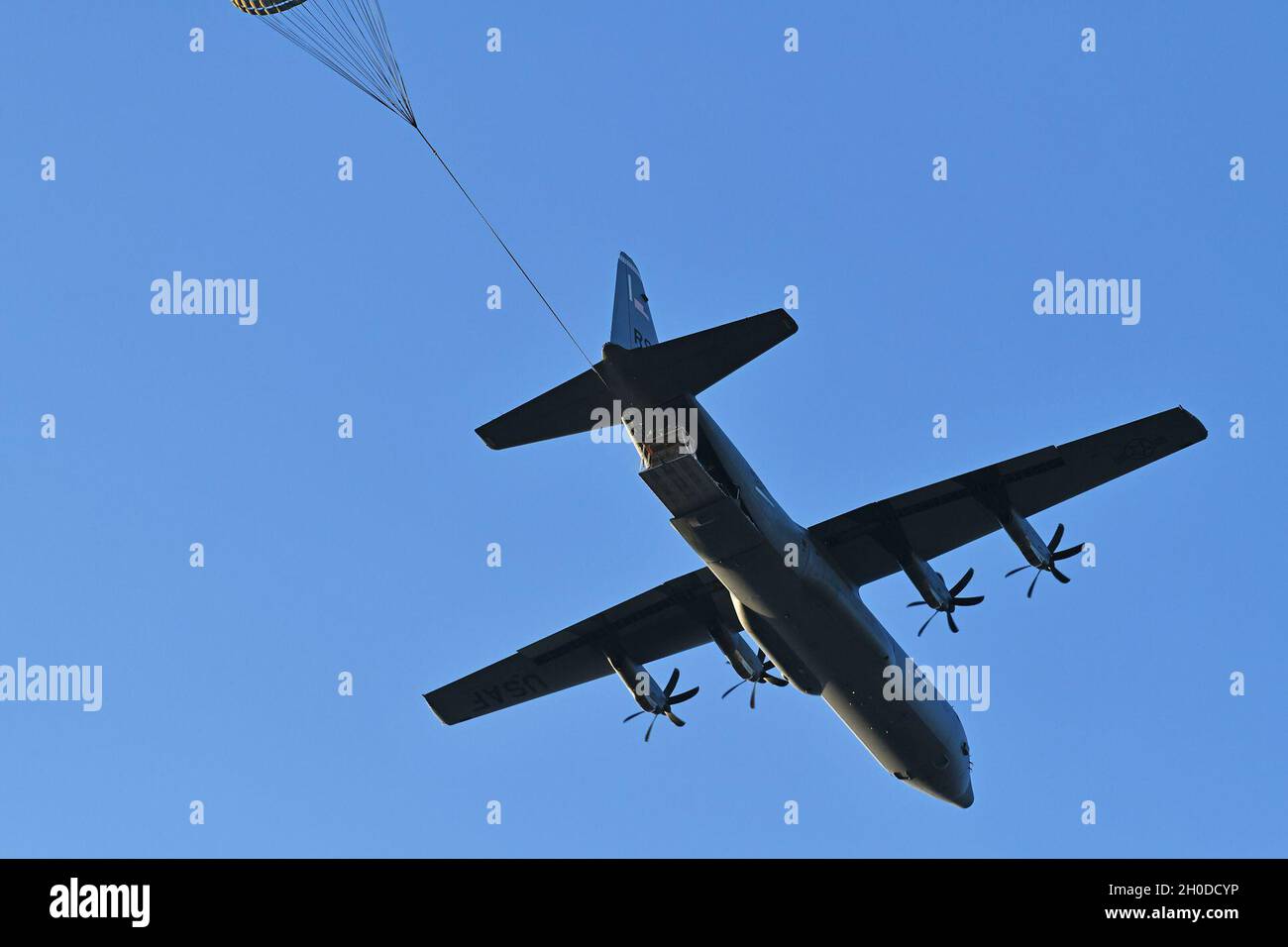 Une HMMWV du 54e Bataillon des ingénieurs de la 173e Brigade aéroportée descend dans la zone de Frida Drop, après avoir été déposée d'un Hercules C-130 de la Force aérienne des États-Unis de la 86e Escadre aérienne, lors d'un exercice aéroporté de forte chute Pordenone, Italie, le 1er février 2021, dans des conditions de prévention Covid-19.La 173e Brigade aéroportée est la Force d'intervention en cas d'urgence de l'armée américaine en Europe, capable de projeter des forces prêtes n'importe où dans les domaines de responsabilité de l'Europe, de l'Afrique ou des commandements centraux des États-Unis. Banque D'Images