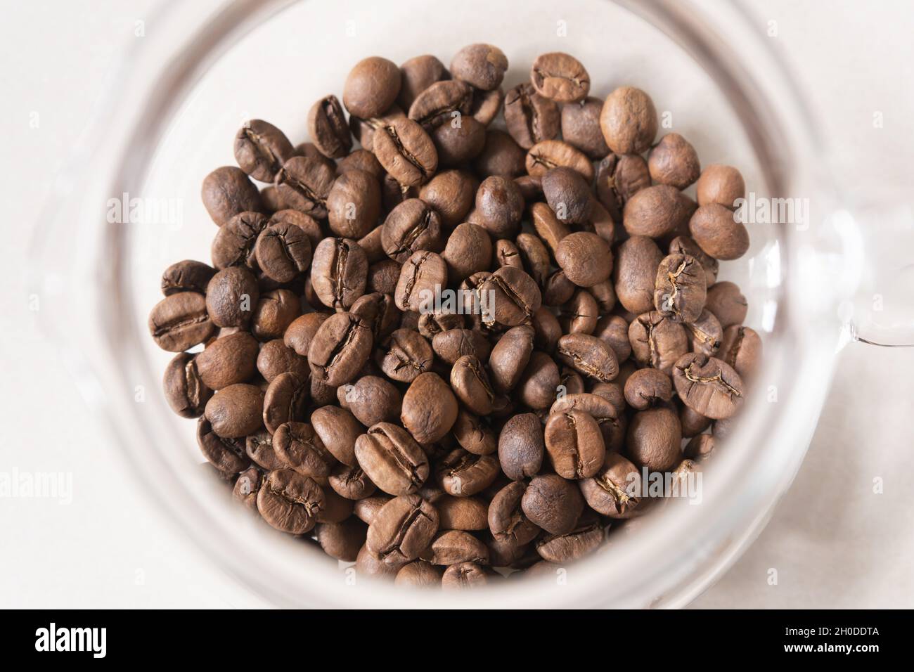 Grains de café torréfiés dans une verseuse en verre Banque D'Images