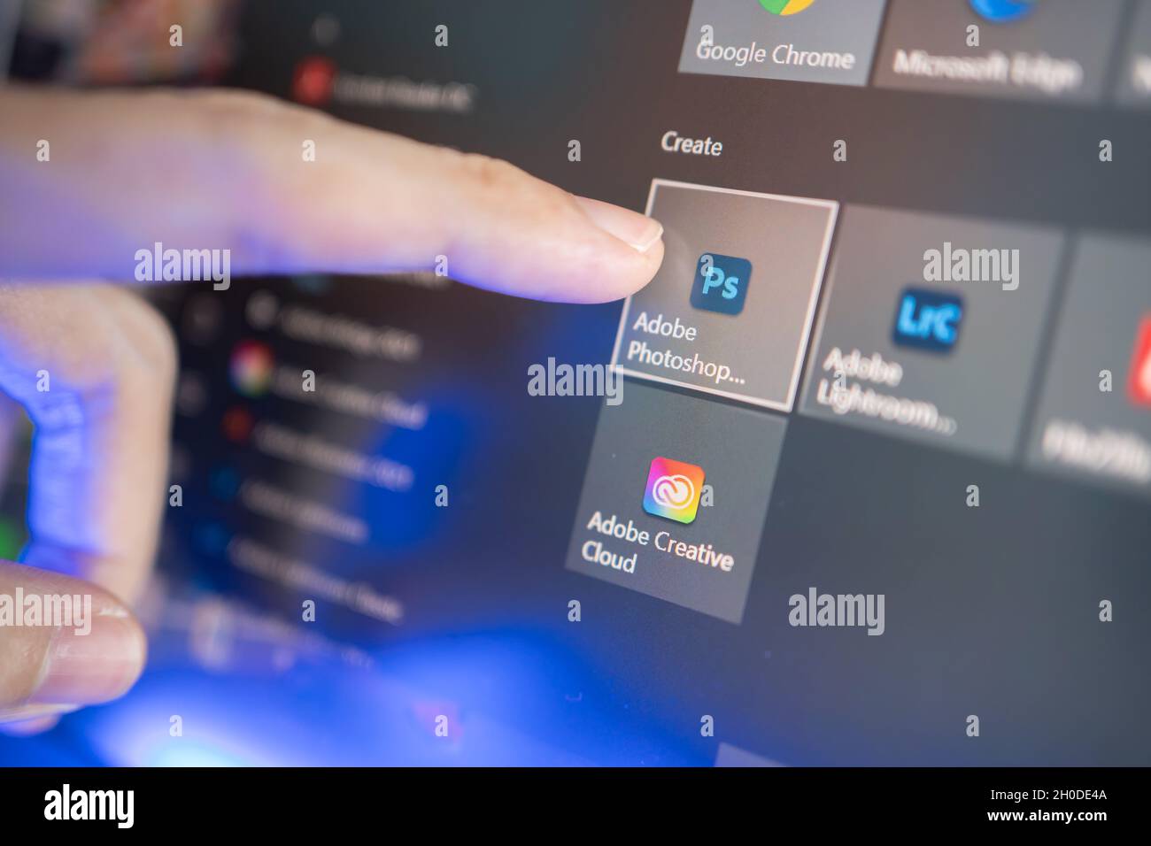 Bangkok, Thaïlande - 5 octobre 2021 : icônes des applications Adobe Photoshop et Adobe Creative Cloud sous Microsoft Windows 10. Banque D'Images